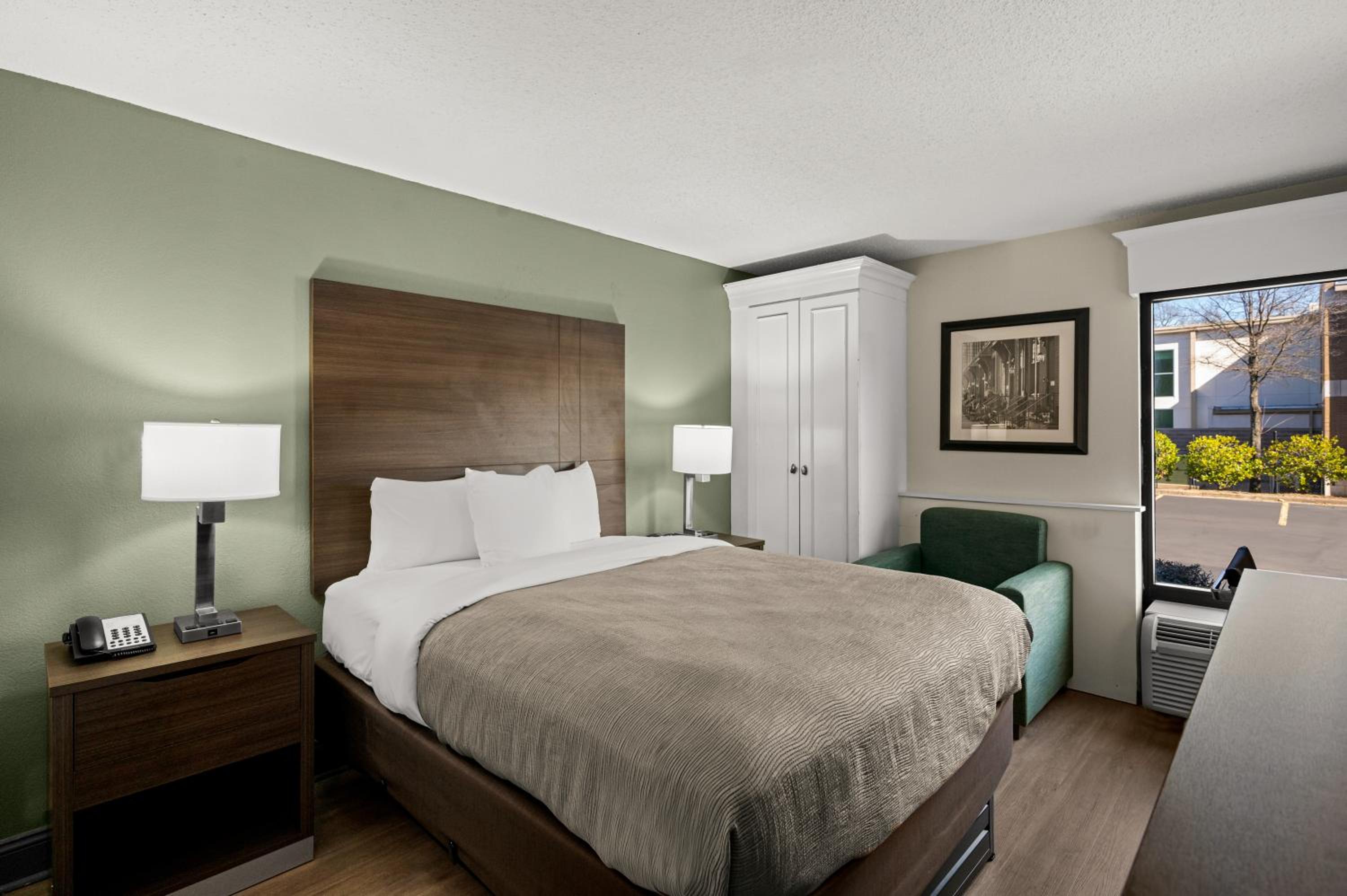 Double Room - Accessible/Smoking - Photo 4
