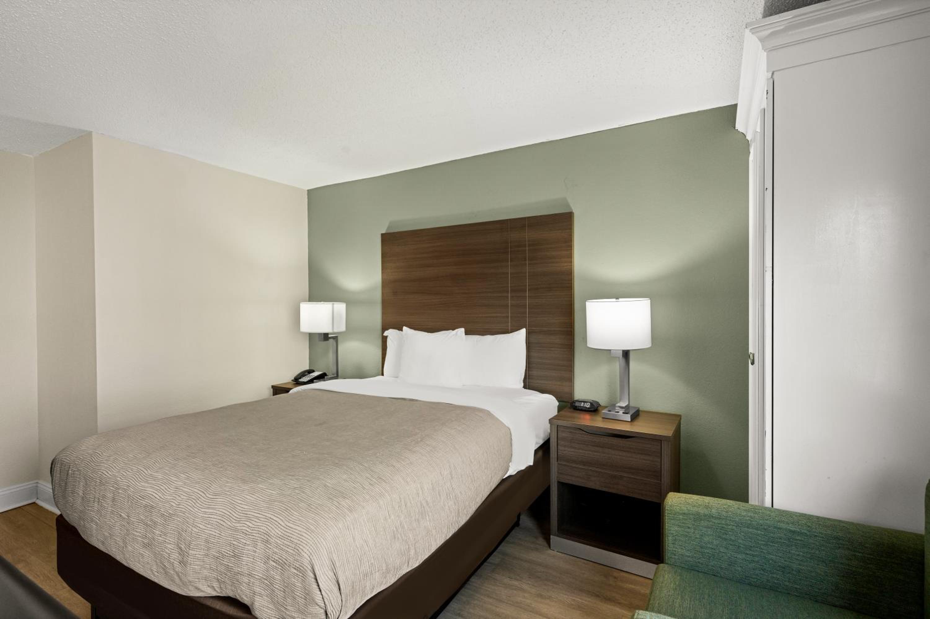 Double Room - Accessible/Smoking - Photo 1