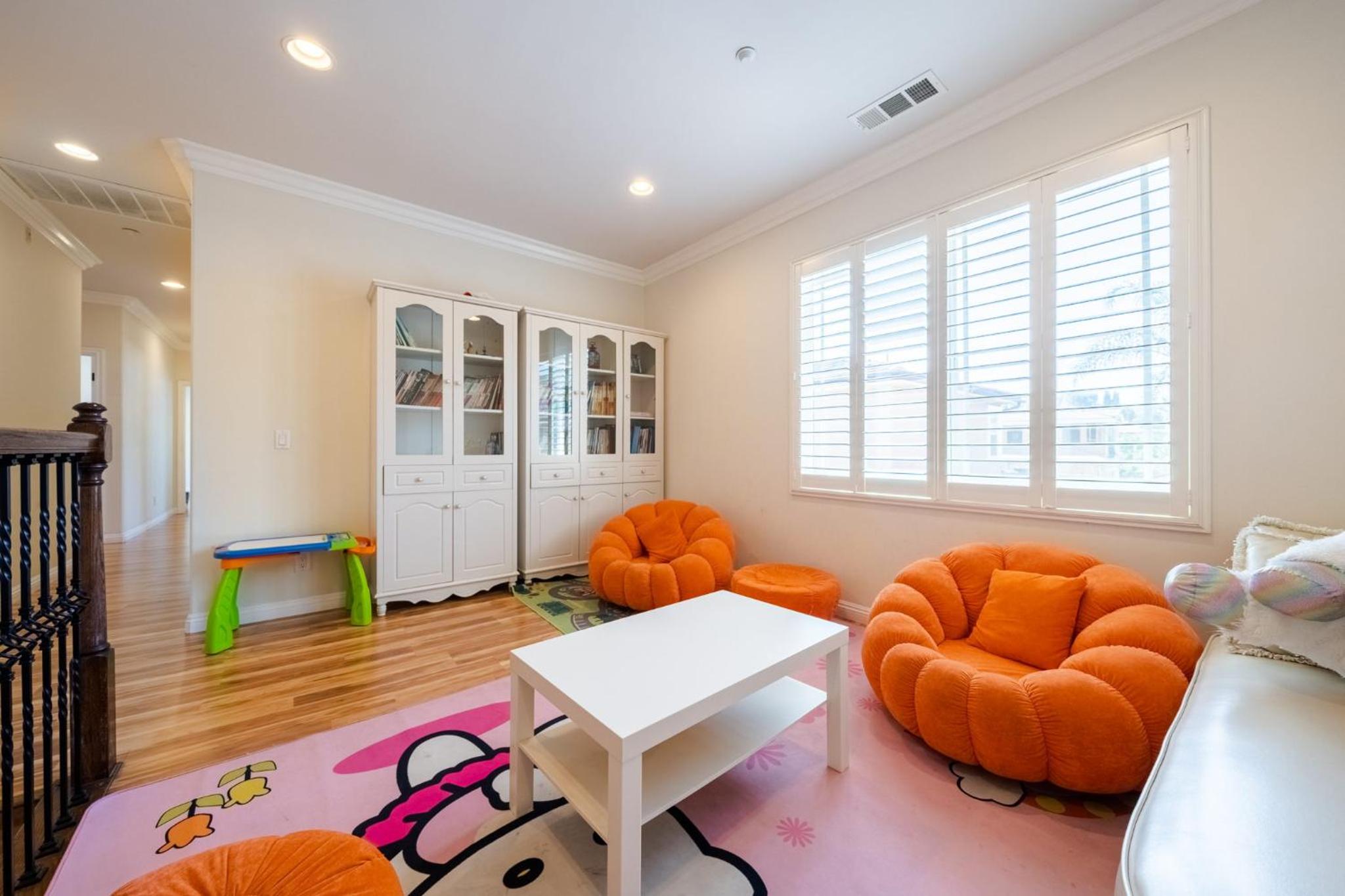 Six-Bedroom House photo 2