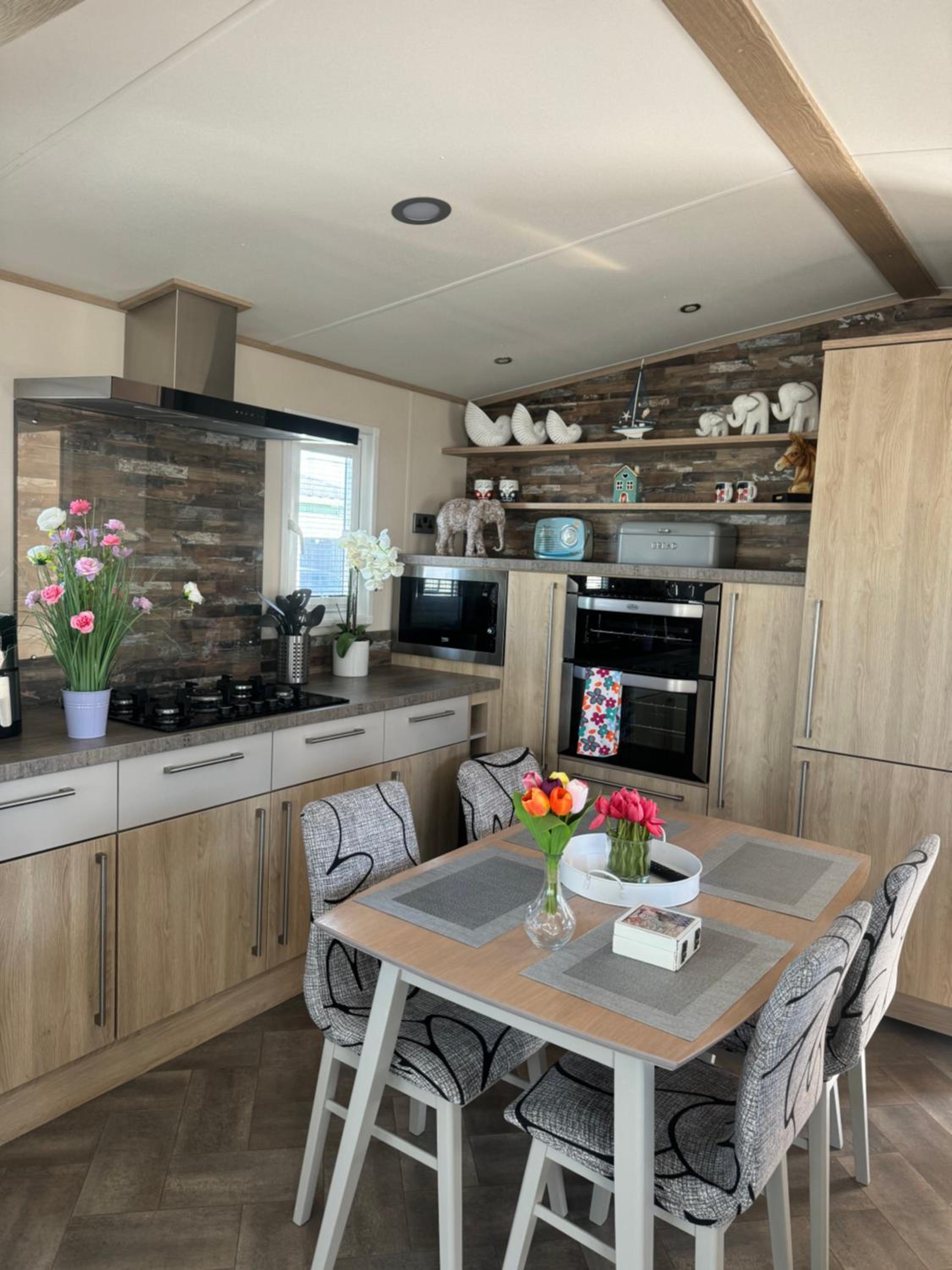 Mobile Home photo 2