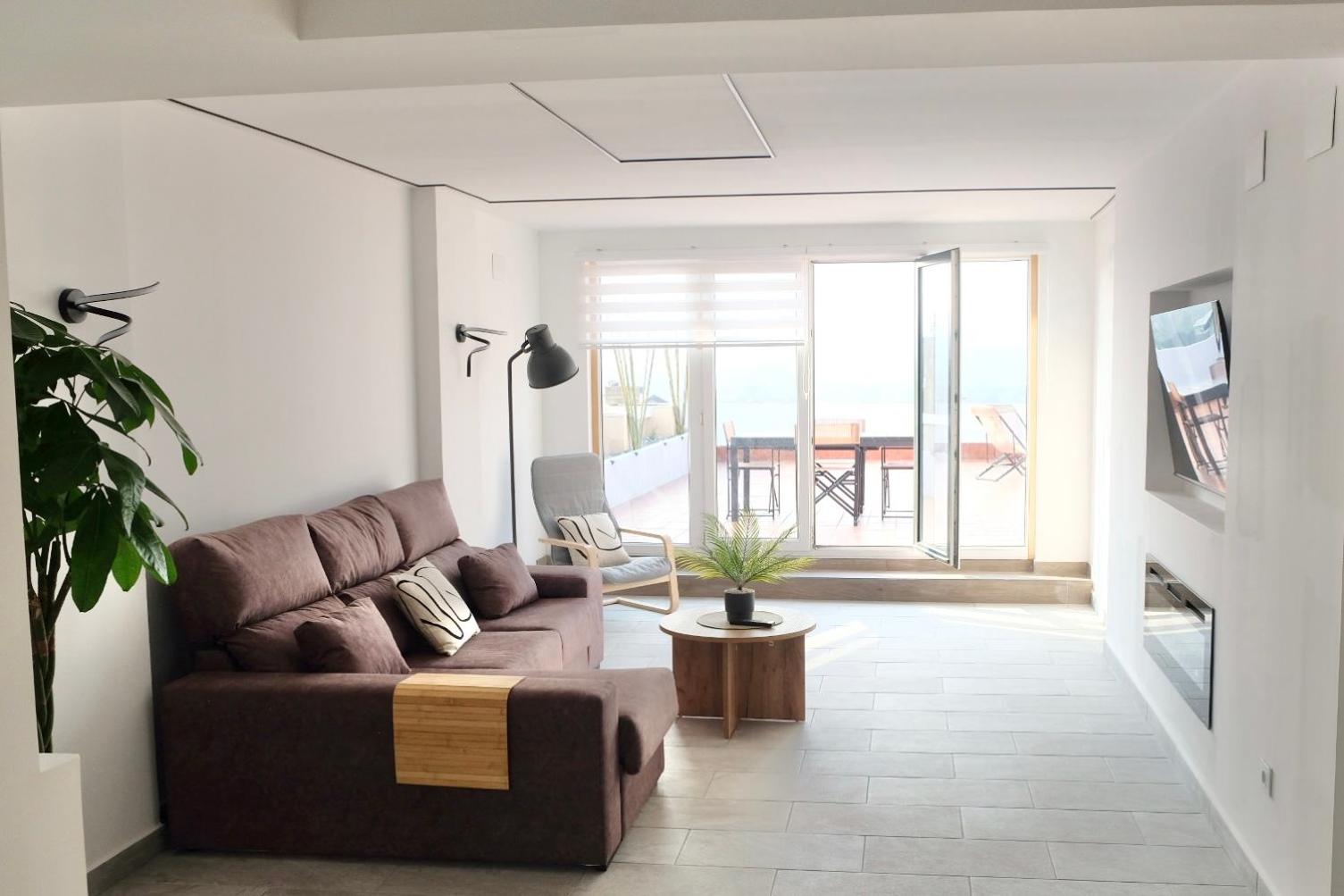Apartamento de dos habitaciones con terraza y vista al mar