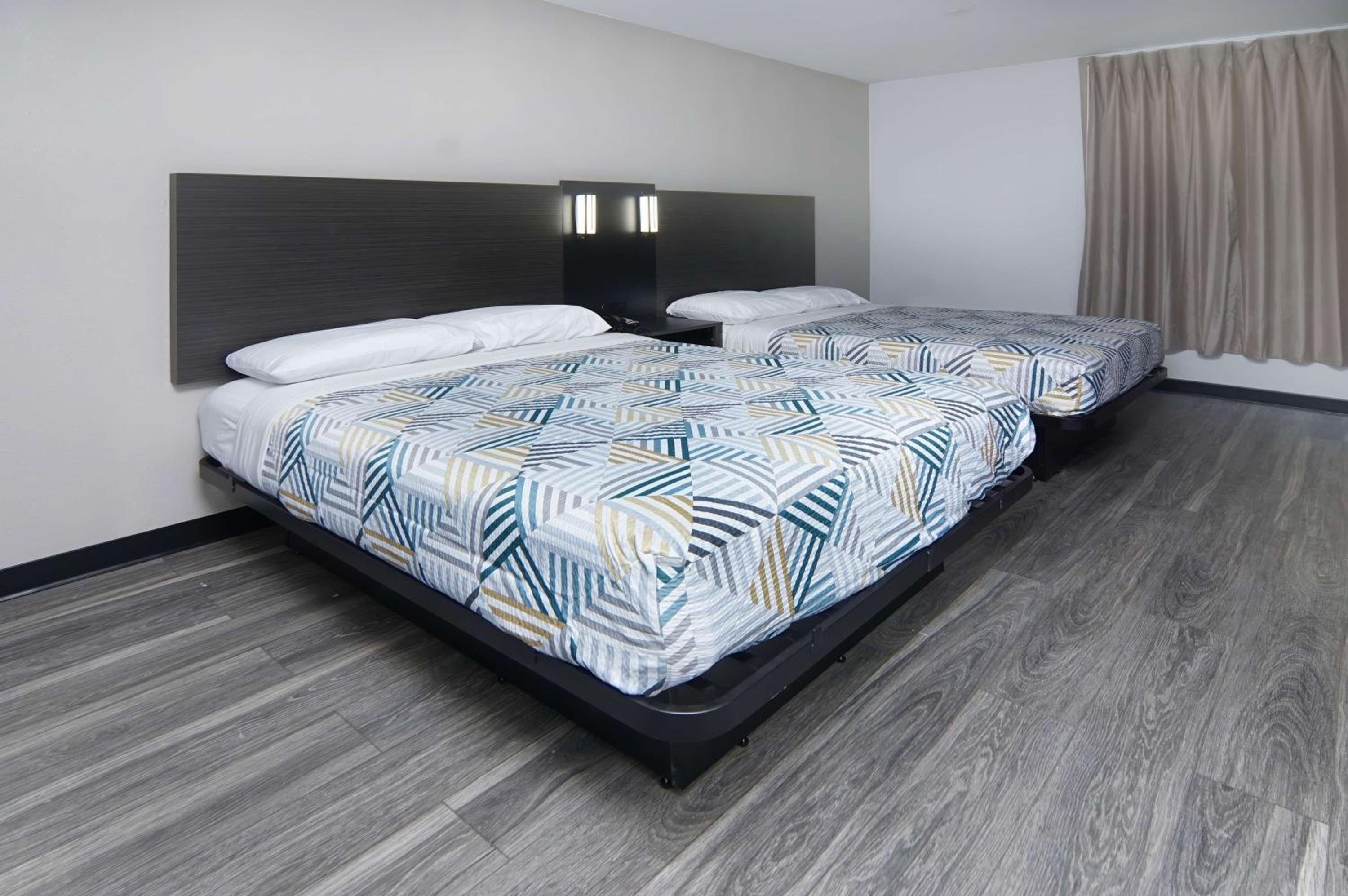 Queen Room with Two Queen Beds - Non-Smoking - Photo 11
