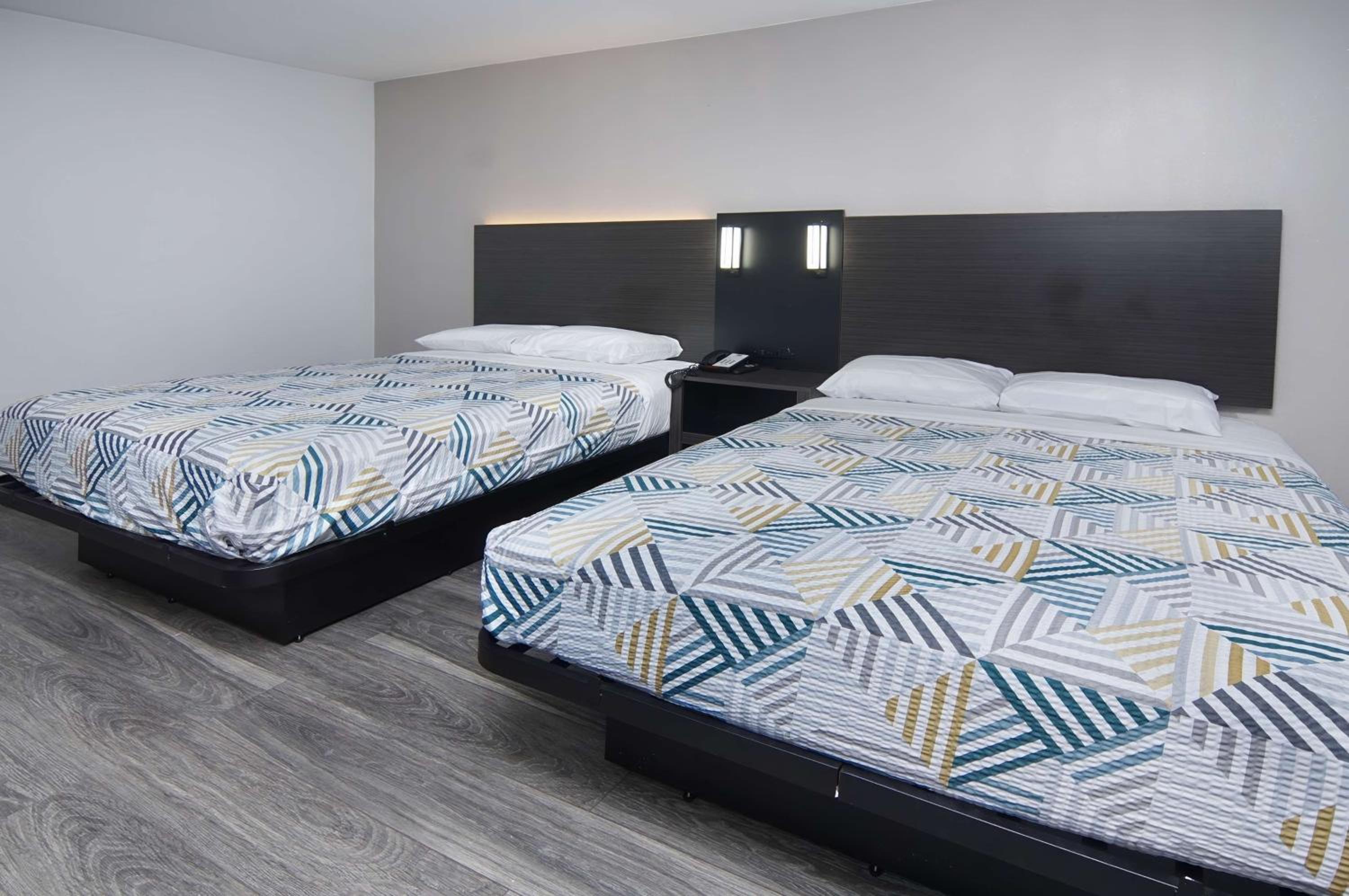 Queen Room with Two Queen Beds - Non-Smoking - Photo 12