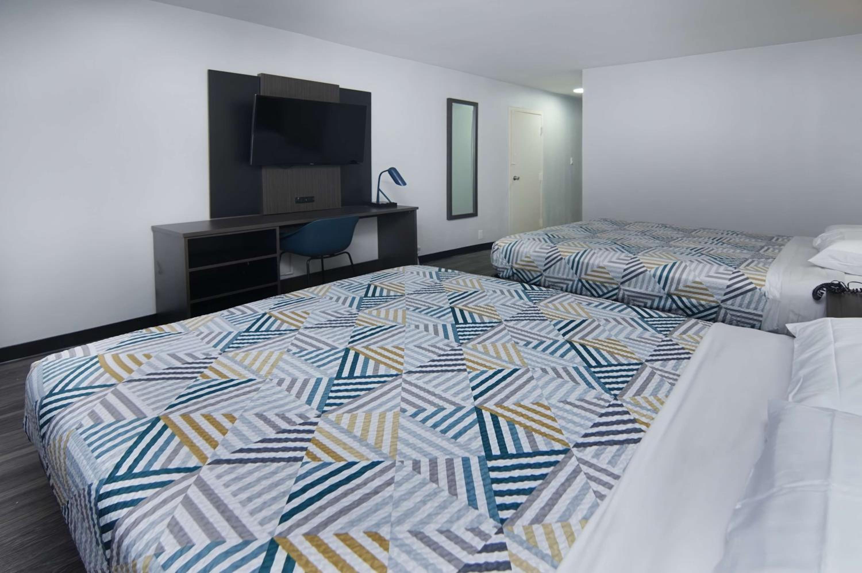 Queen Room with Two Queen Beds - Non-Smoking - Photo 1