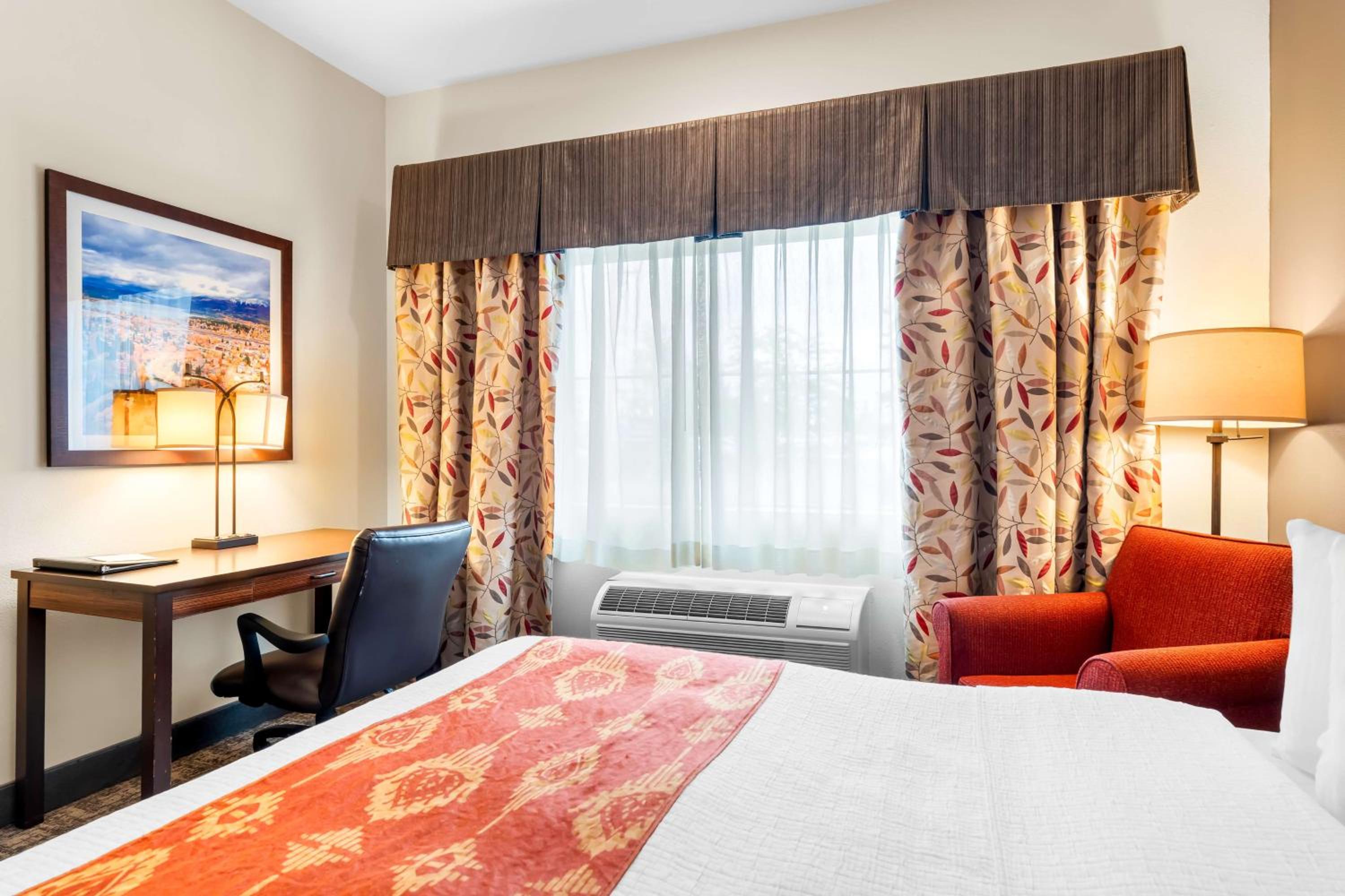 Queen Room with Two Queen Beds and Roll-In Shower - Mobility Access/Non-Smoking - Photo 3