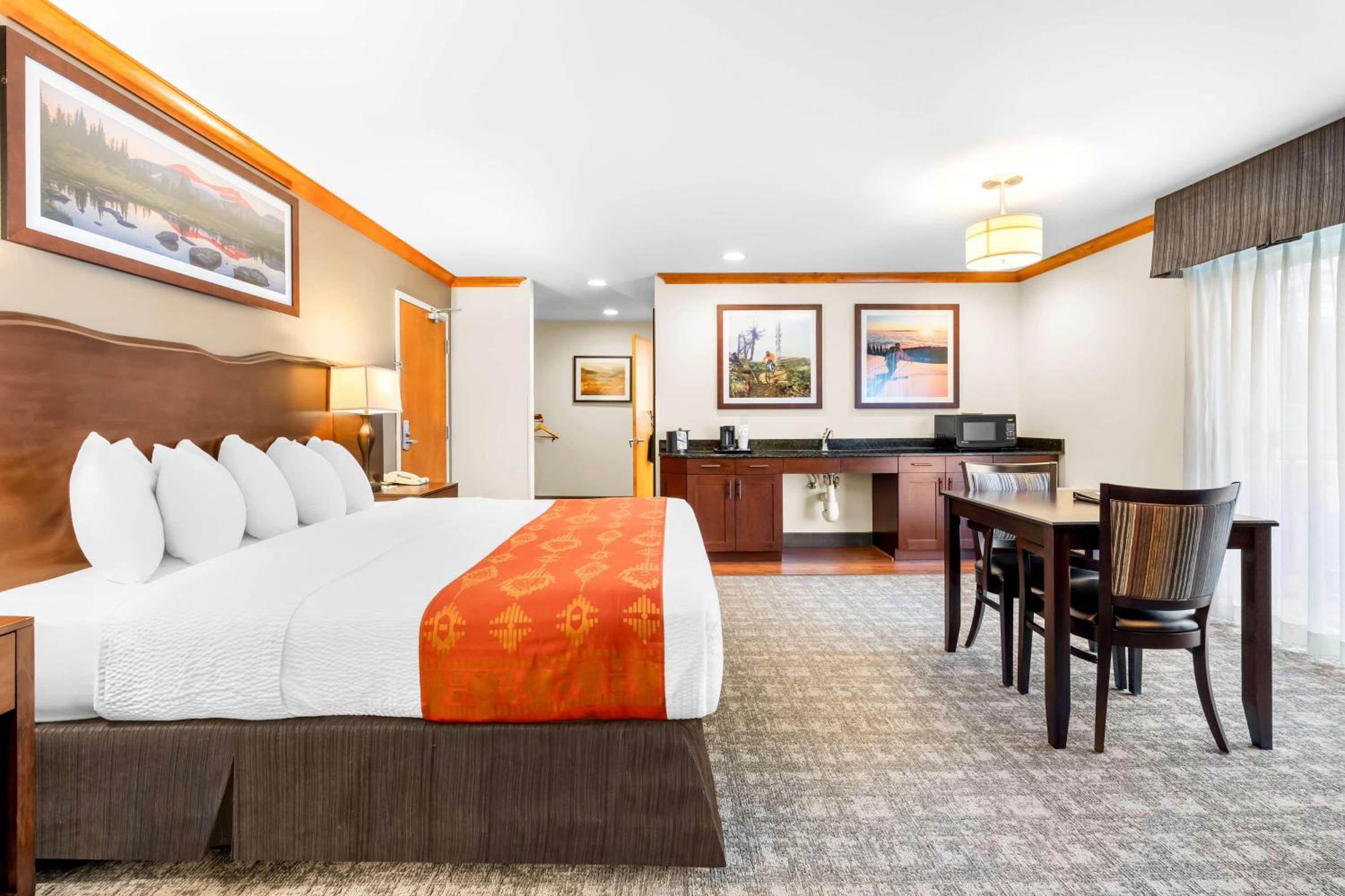 King Suite with Roll-In Shower, Fireplace and Balcony - Disability/Non-Smoking - Photo 4