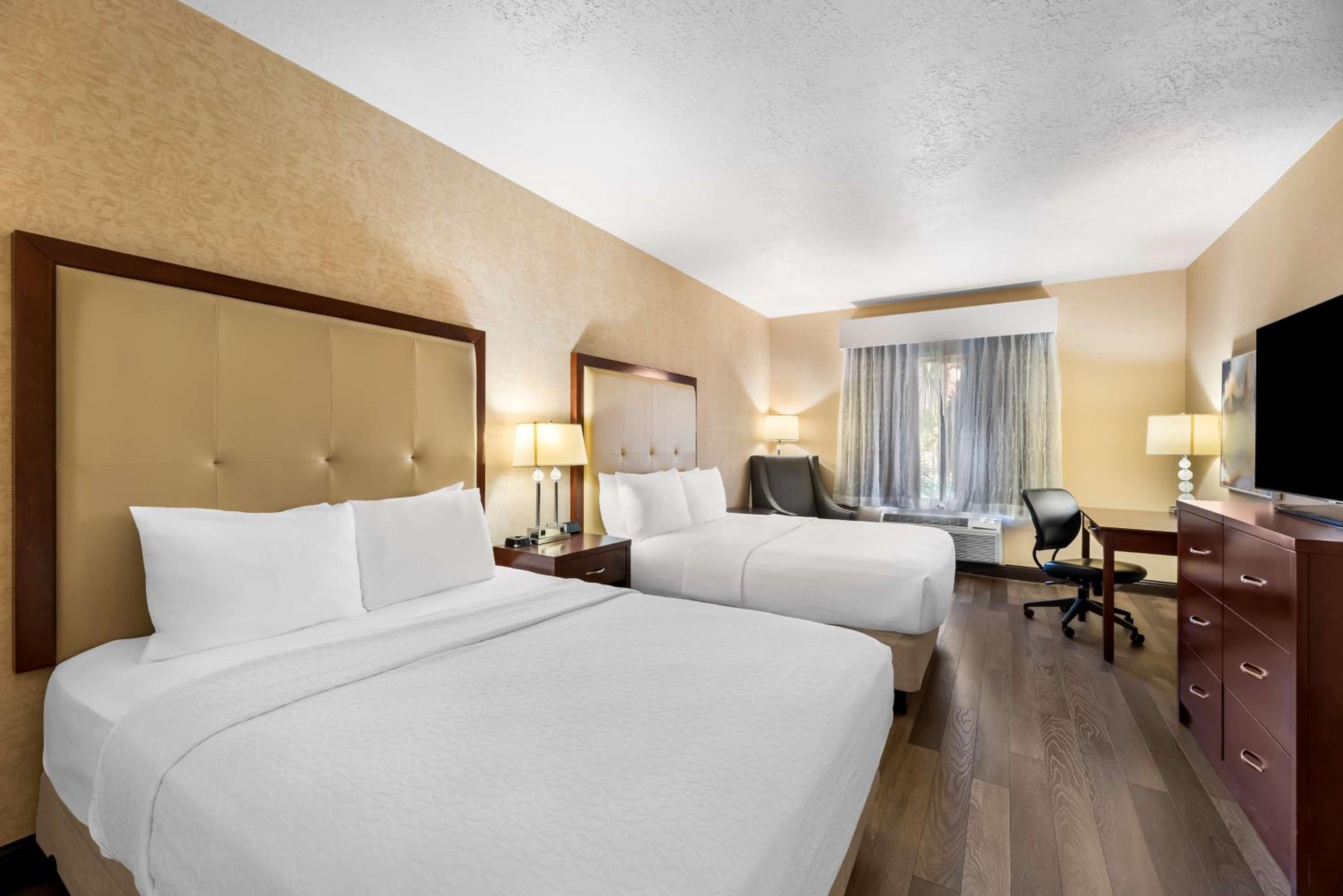 Queen Room with Two Queen Beds - Pet Friendly/First Floor - Photo 1