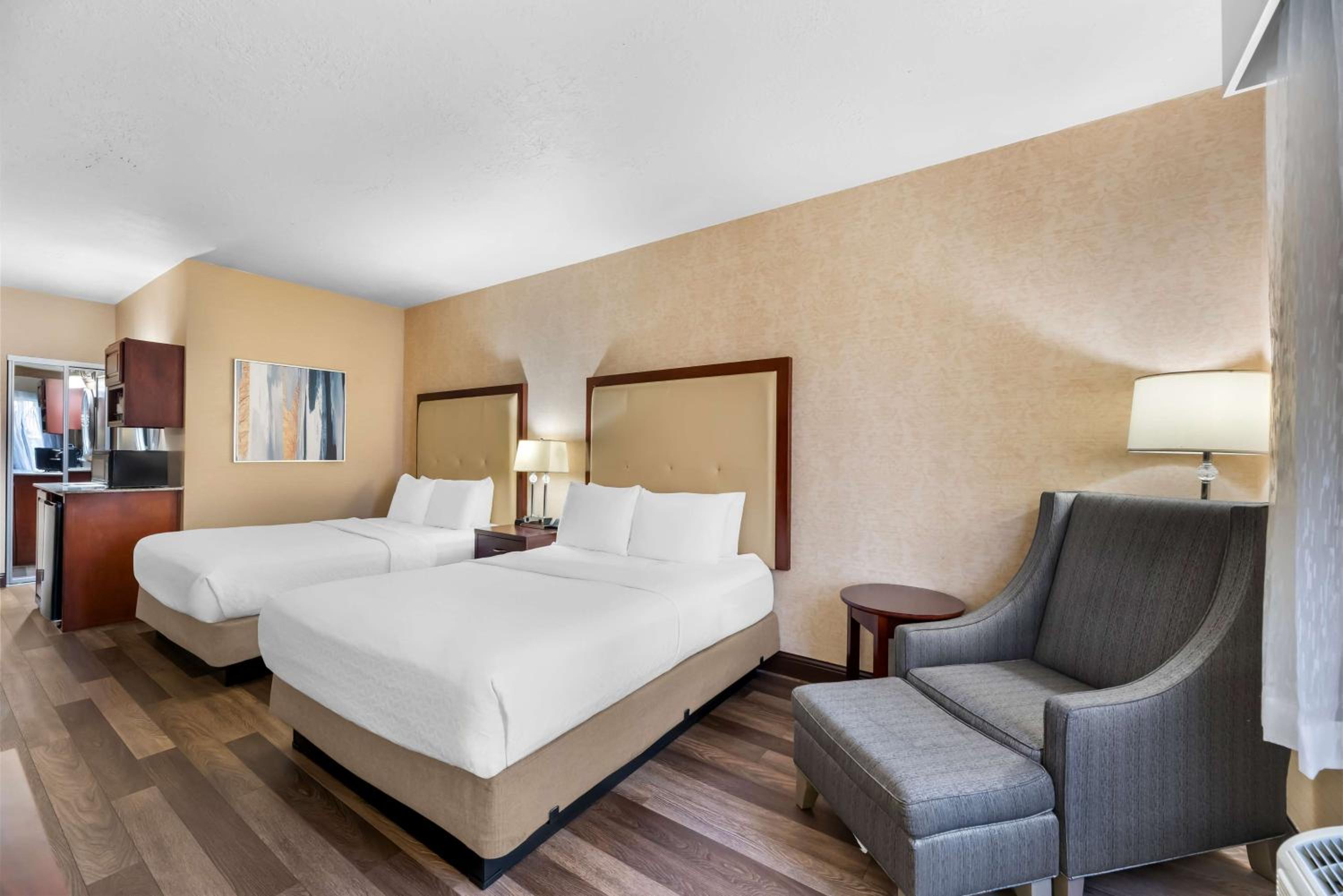 Queen Room with Two Queen Beds - Pet Friendly/First Floor - Photo 3