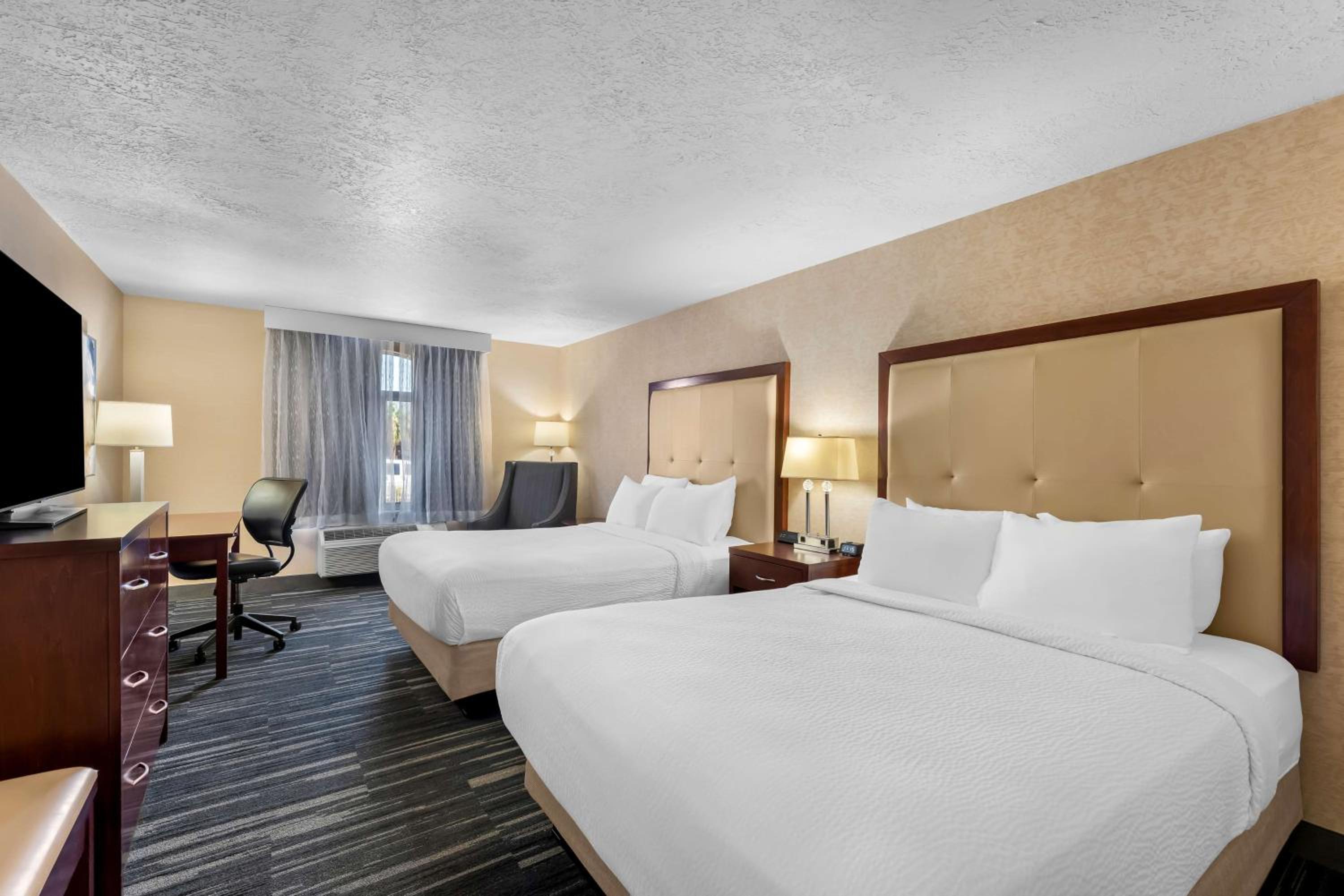 Queen Room with Two Queen Beds - Non-Smoking - Photo 4