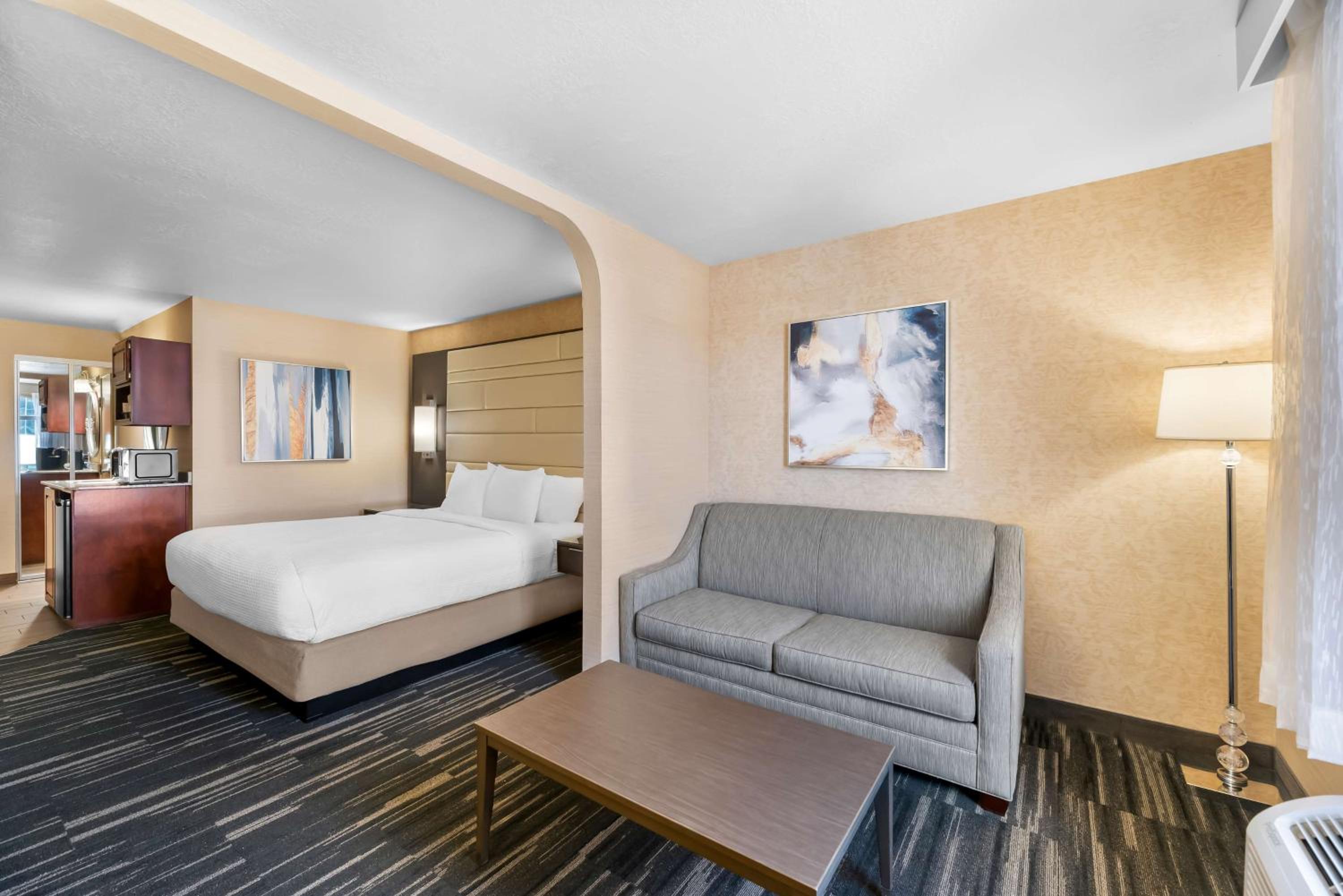 King Suite - Non-Smoking - Photo 4