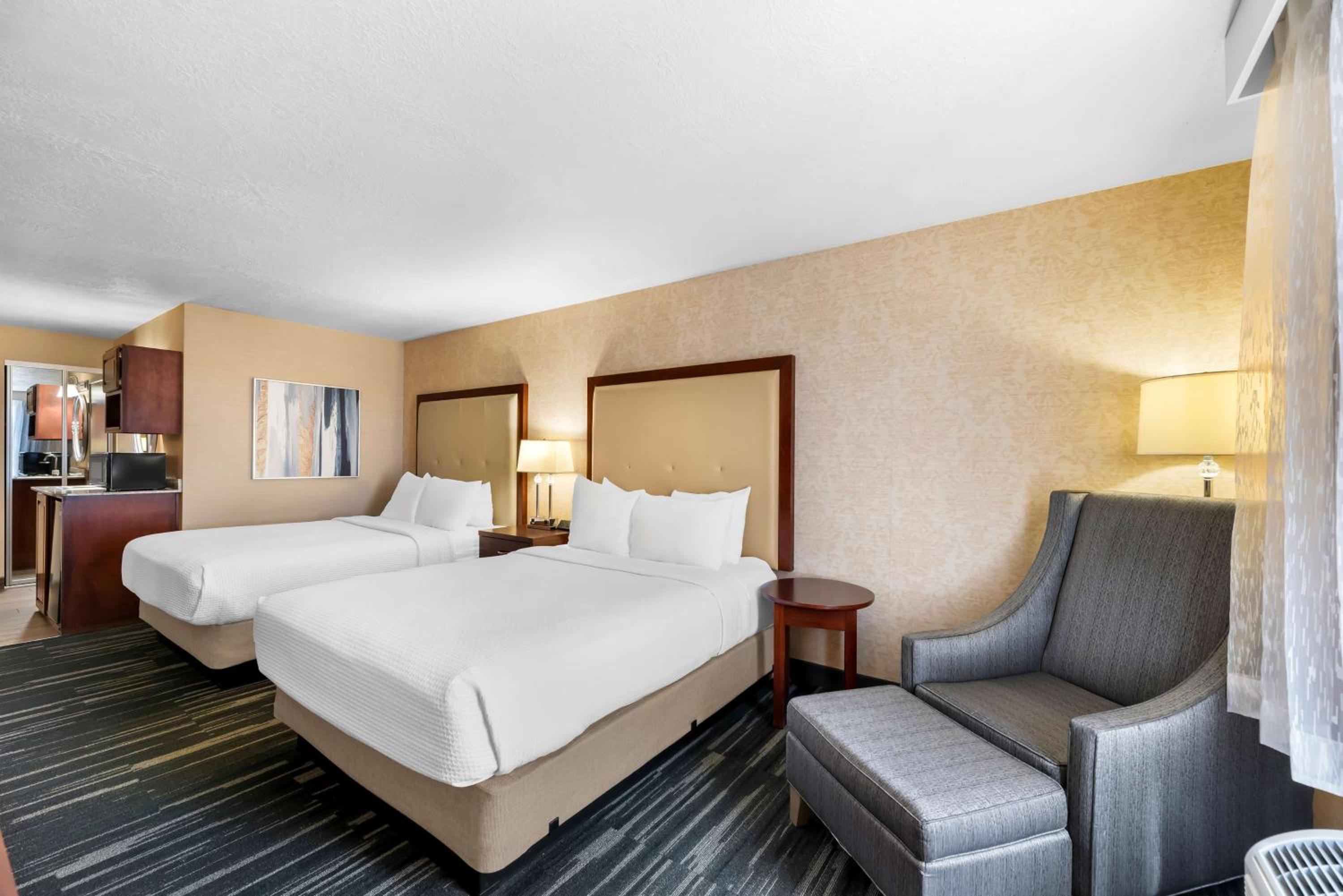 Queen Room with Two Queen Beds - Non-Smoking - Photo 5