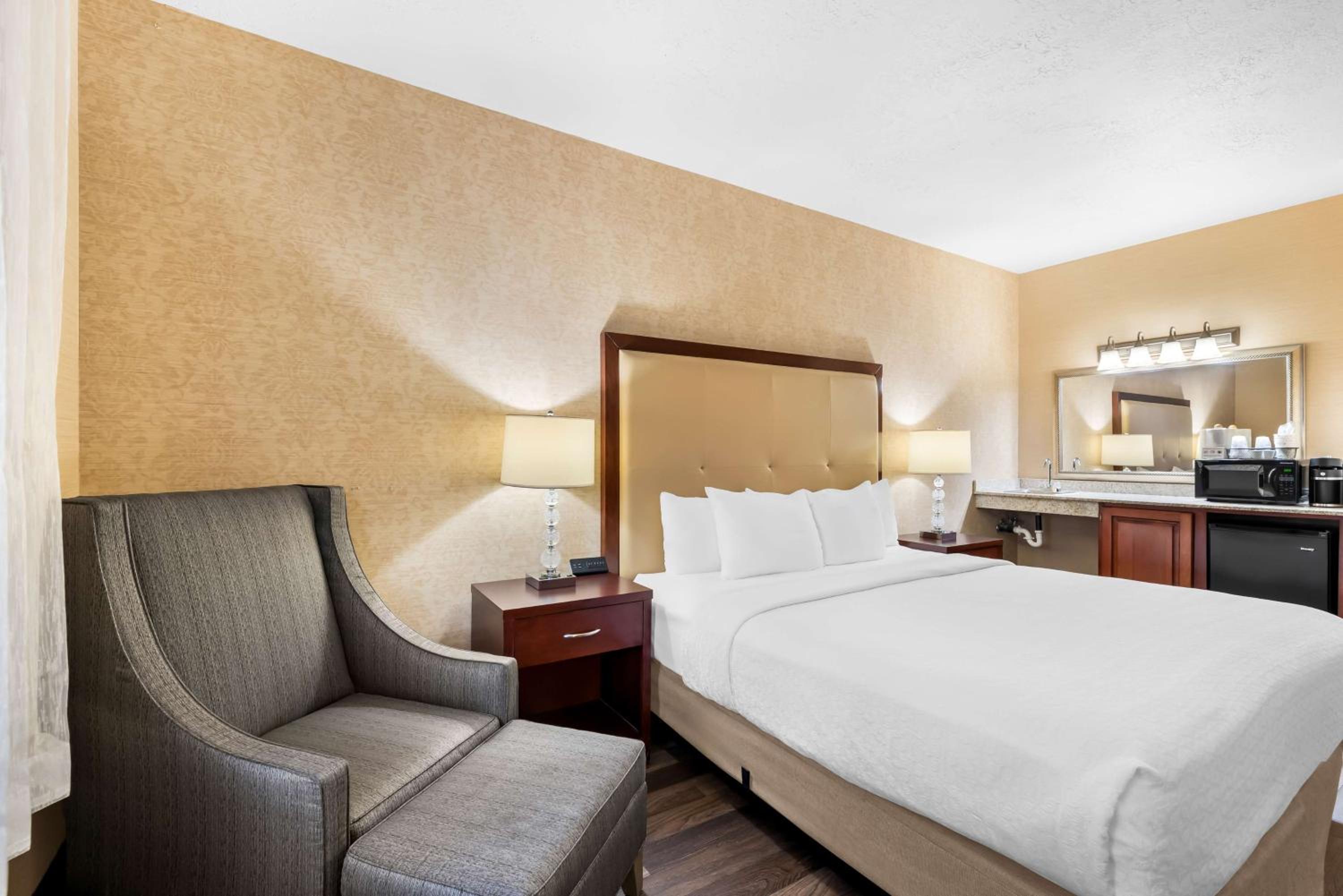 King Room with Roll-In Shower - Pet Friendly/Disability Access/First Floor - Photo 1