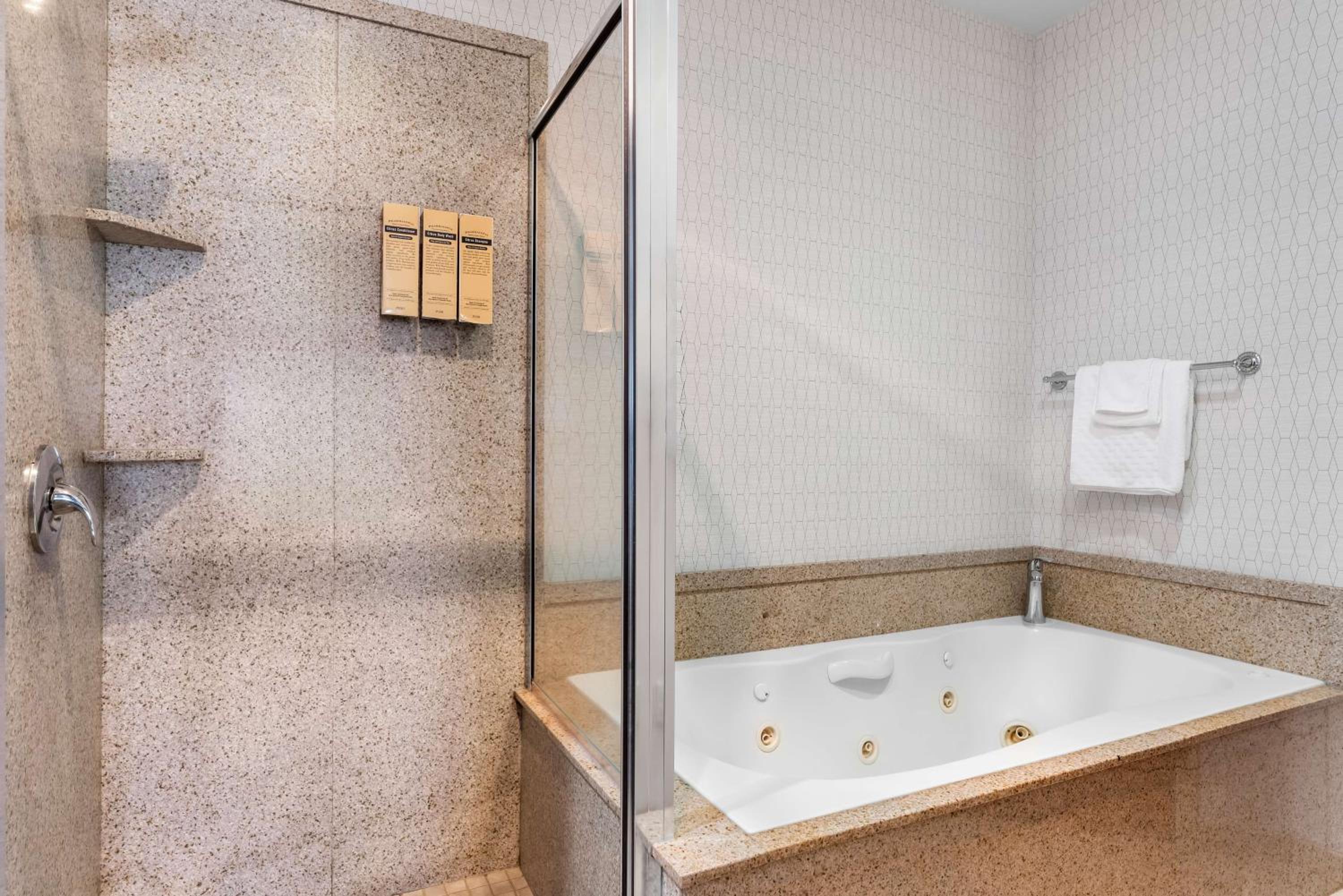 Two-Room Queen Suite with Two Queen Beds and Sofa Bed- Jetted Tub/South Tower - Photo 3