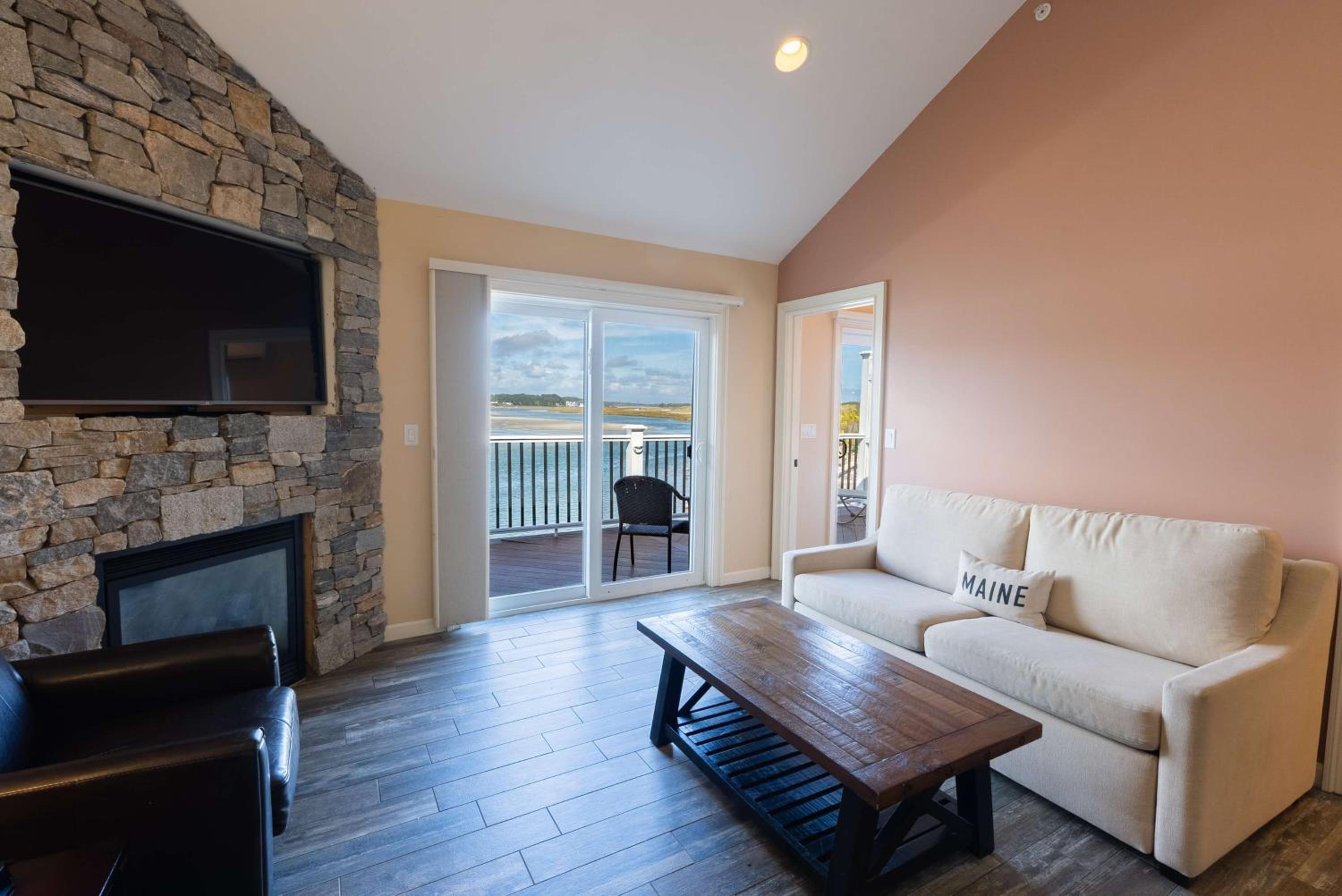 Tidal King Suite photo 1