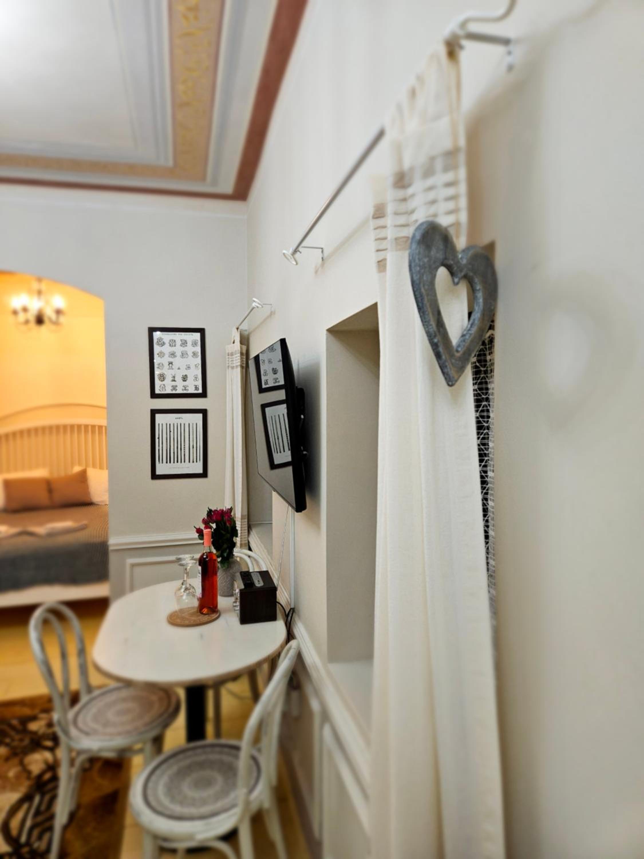 One-Bedroom Apartment - Photo 3