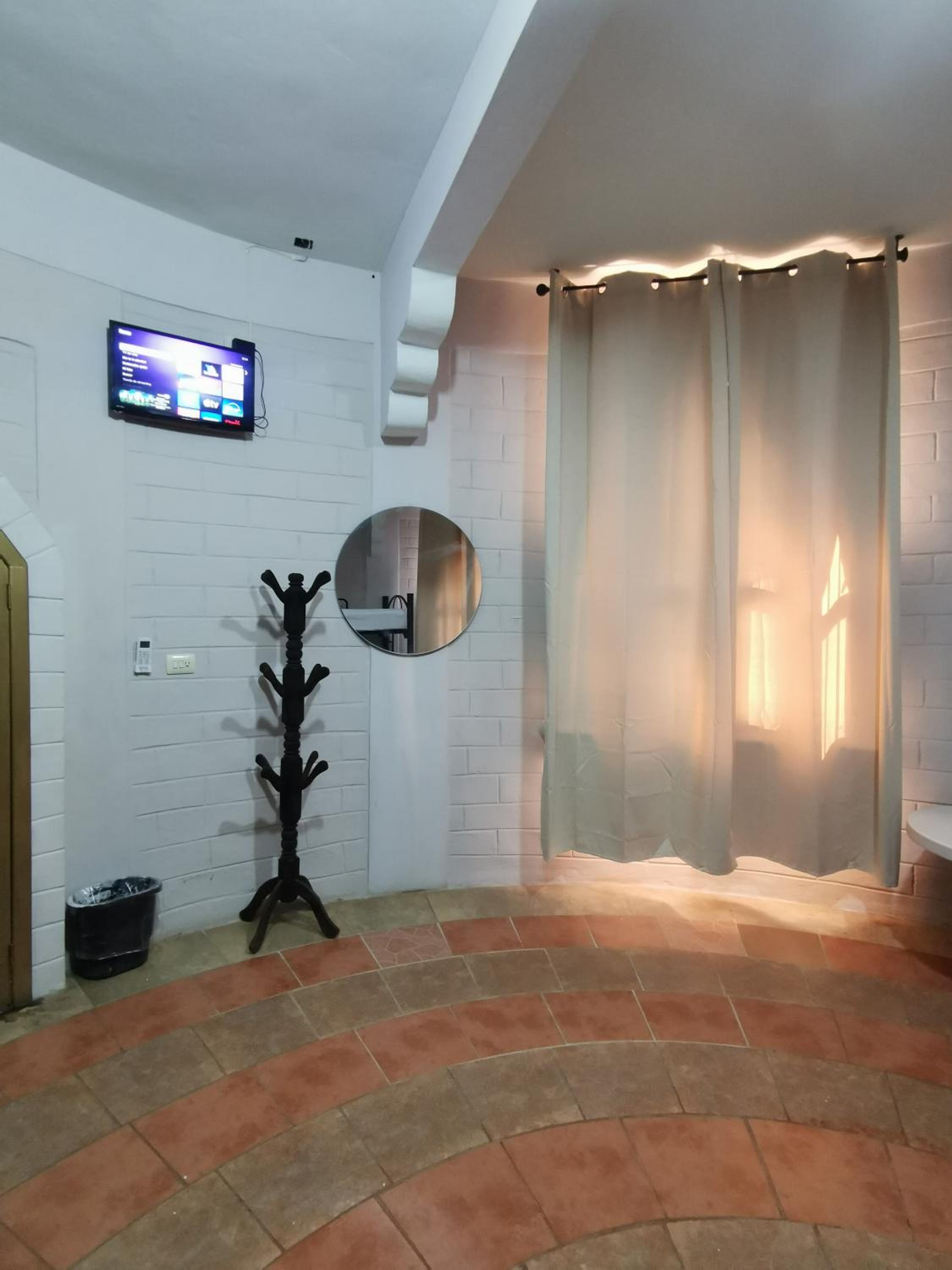 Family Room With Shared Bathroom photo 2