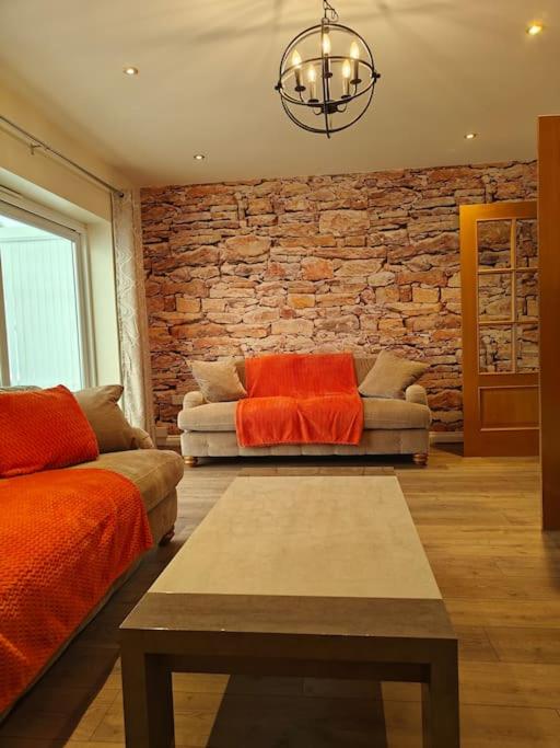 Five-Bedroom House photo 1