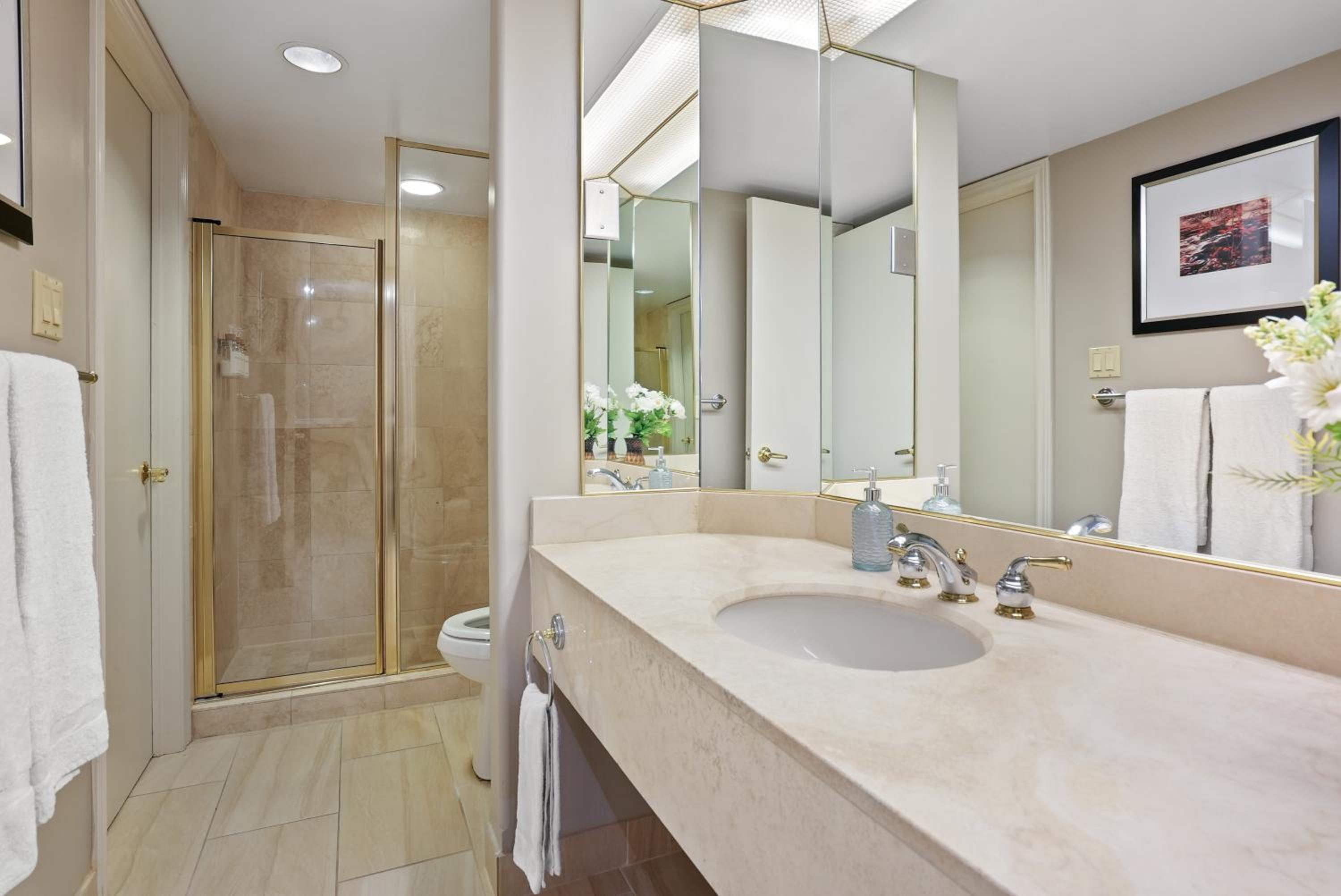 Suite with Hot Tub photo 3