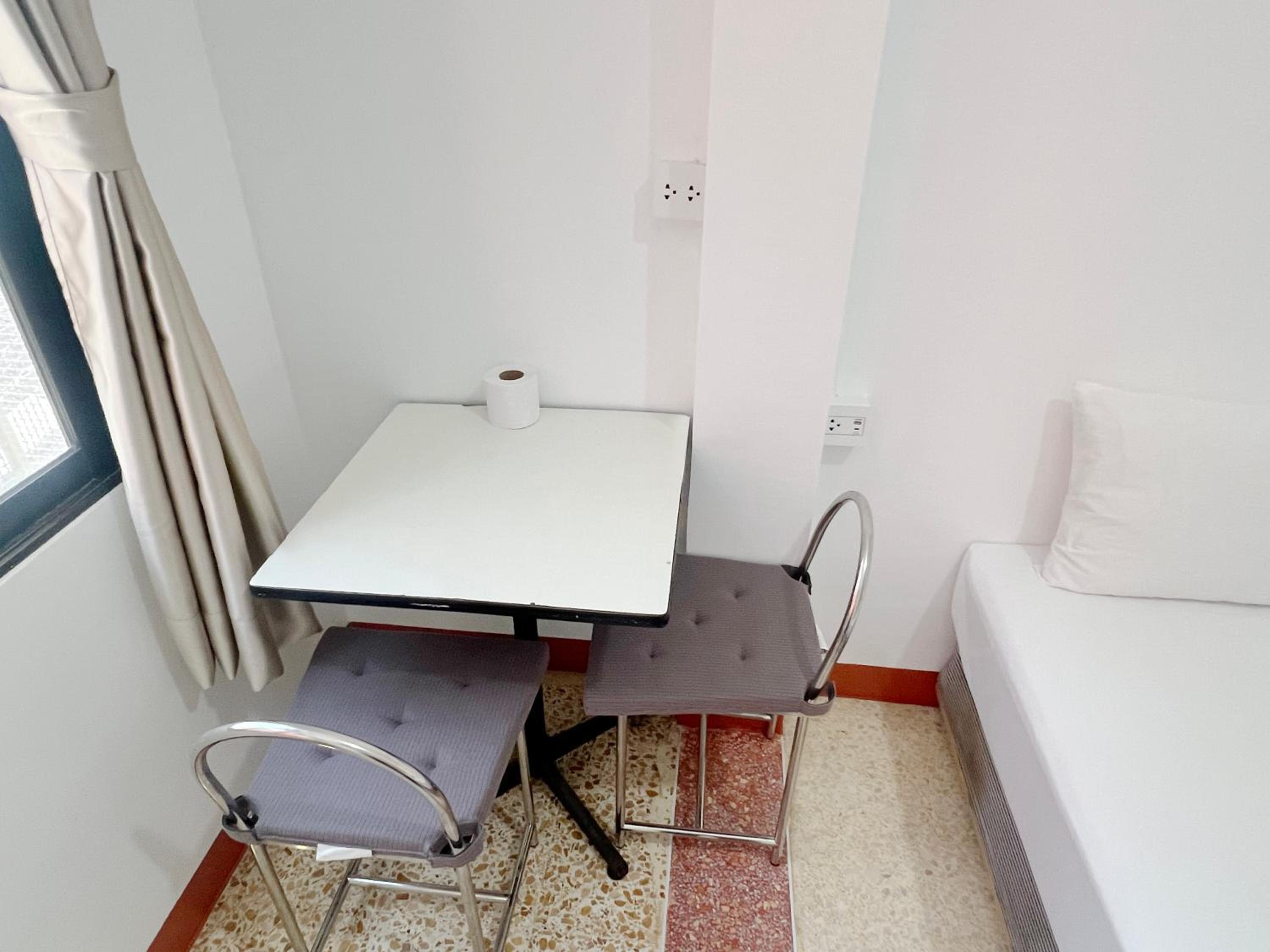 Twin Room with Private Bathroom photo 2