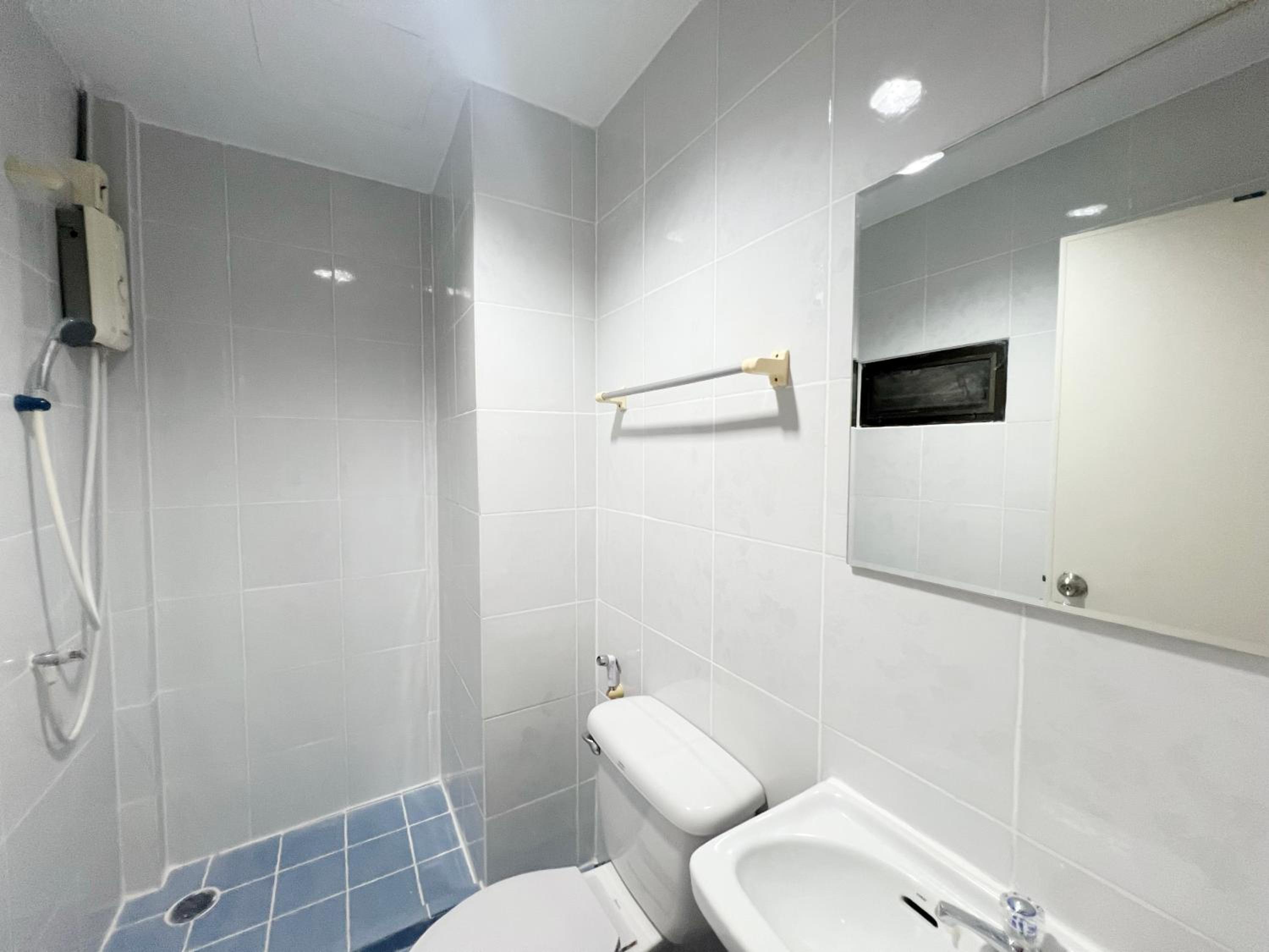 Twin Room with Private Bathroom photo 3