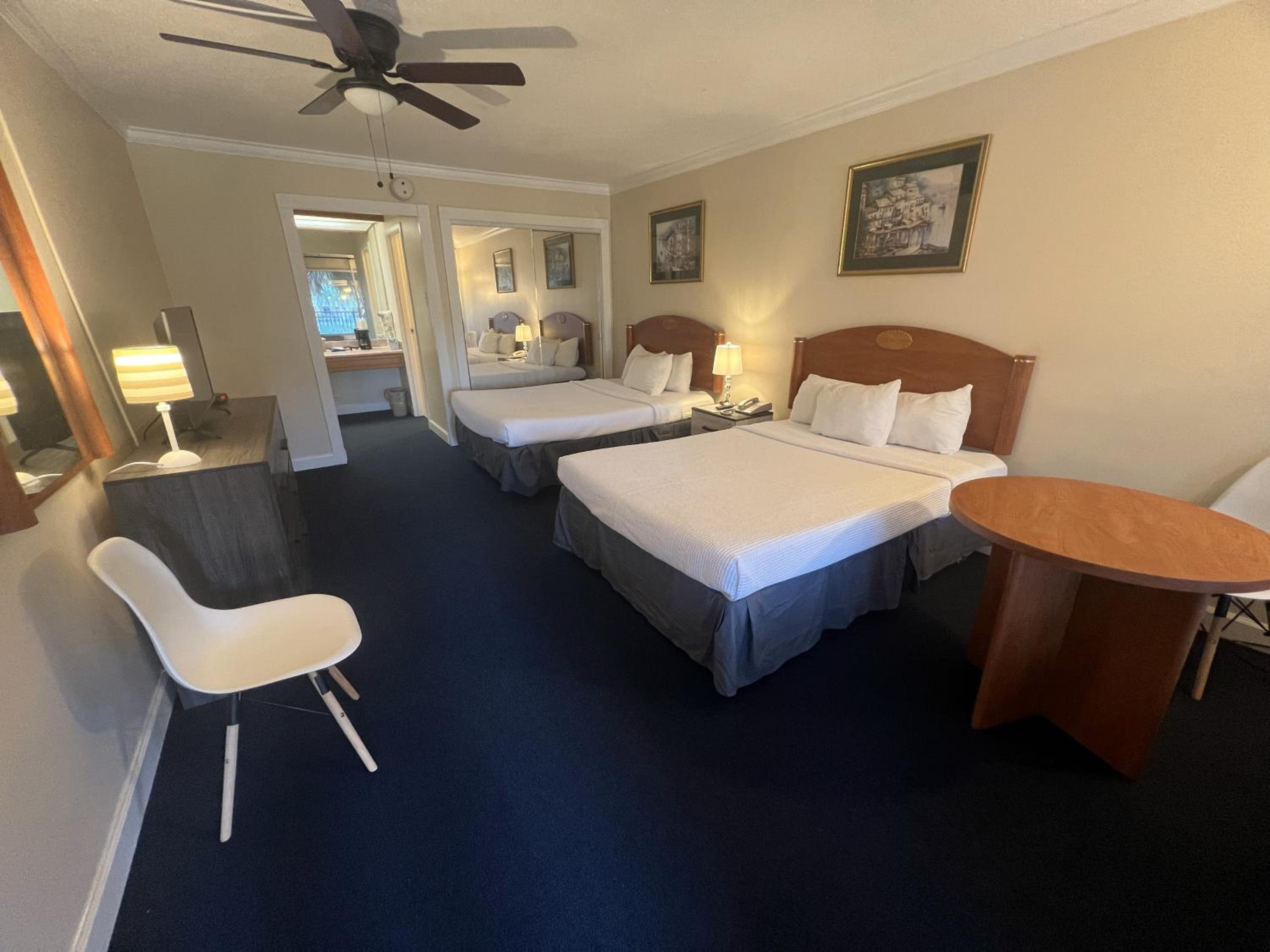 Double Room with Two Double Beds (4 People) - Photo 1