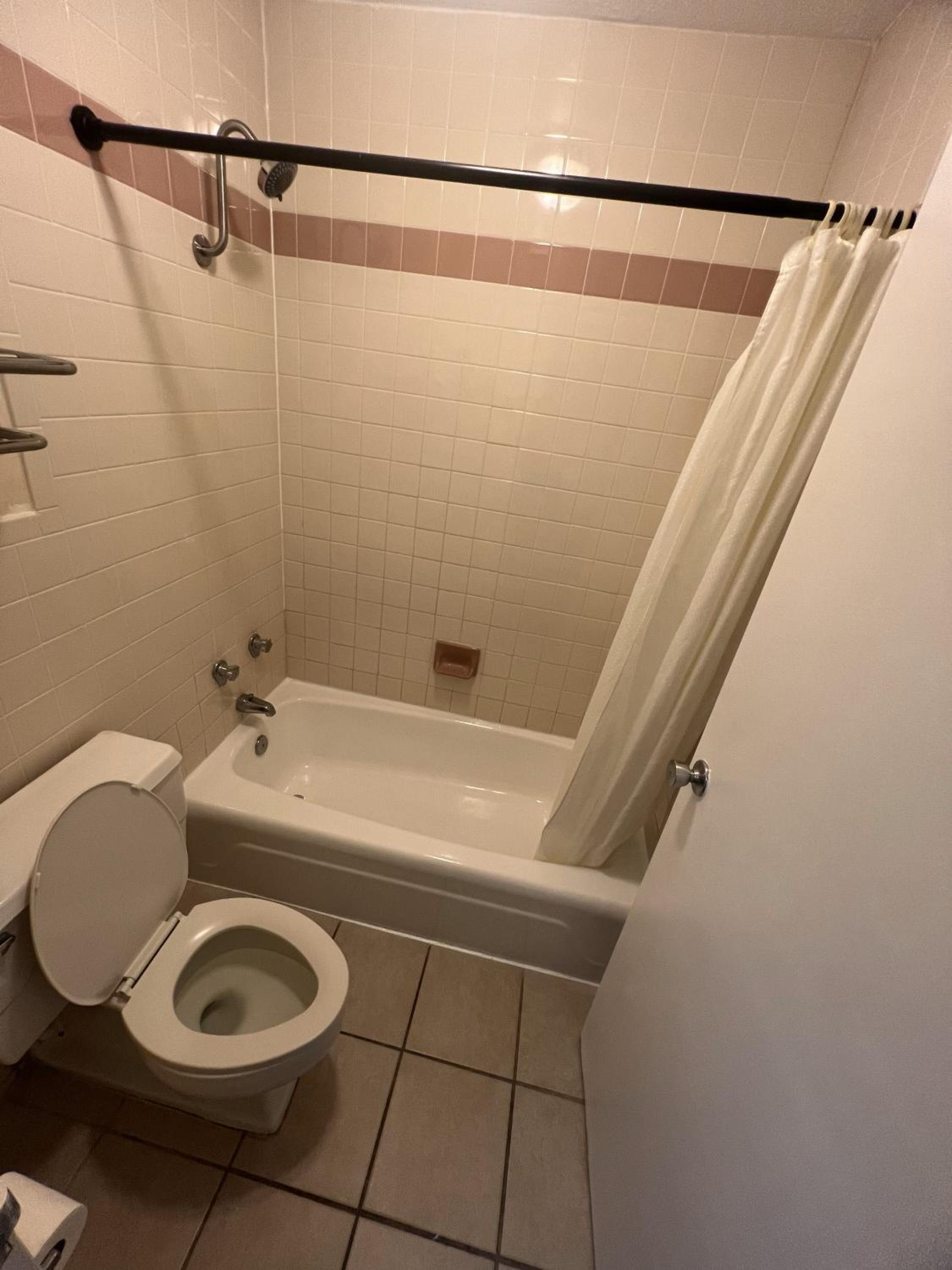 Standard King Room - Non-Smoking  - Photo 2