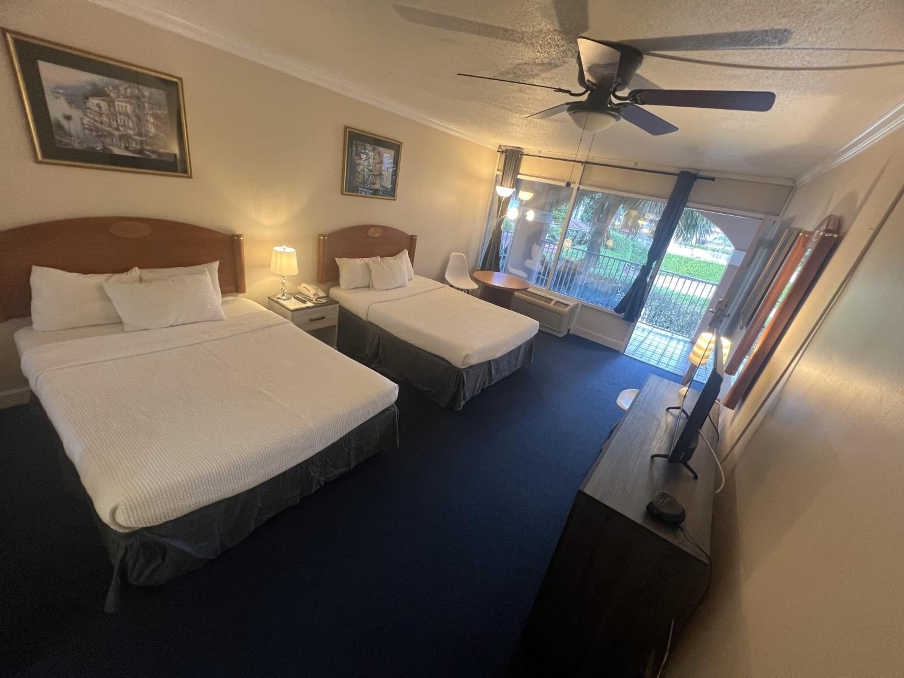 Double Room with Two Double Beds (4 People) - Photo 3