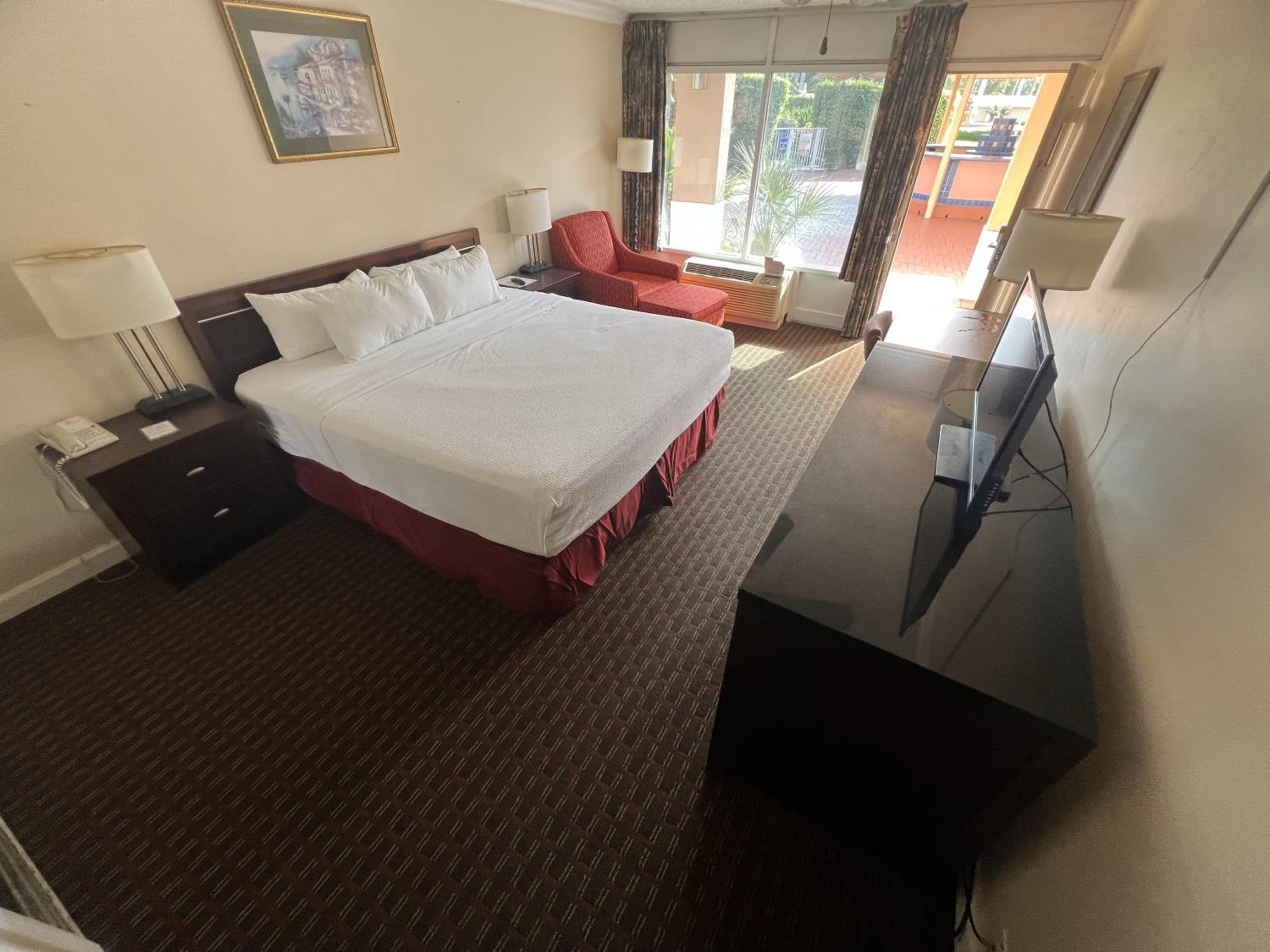 Standard King Room - Non-Smoking  - Photo 1