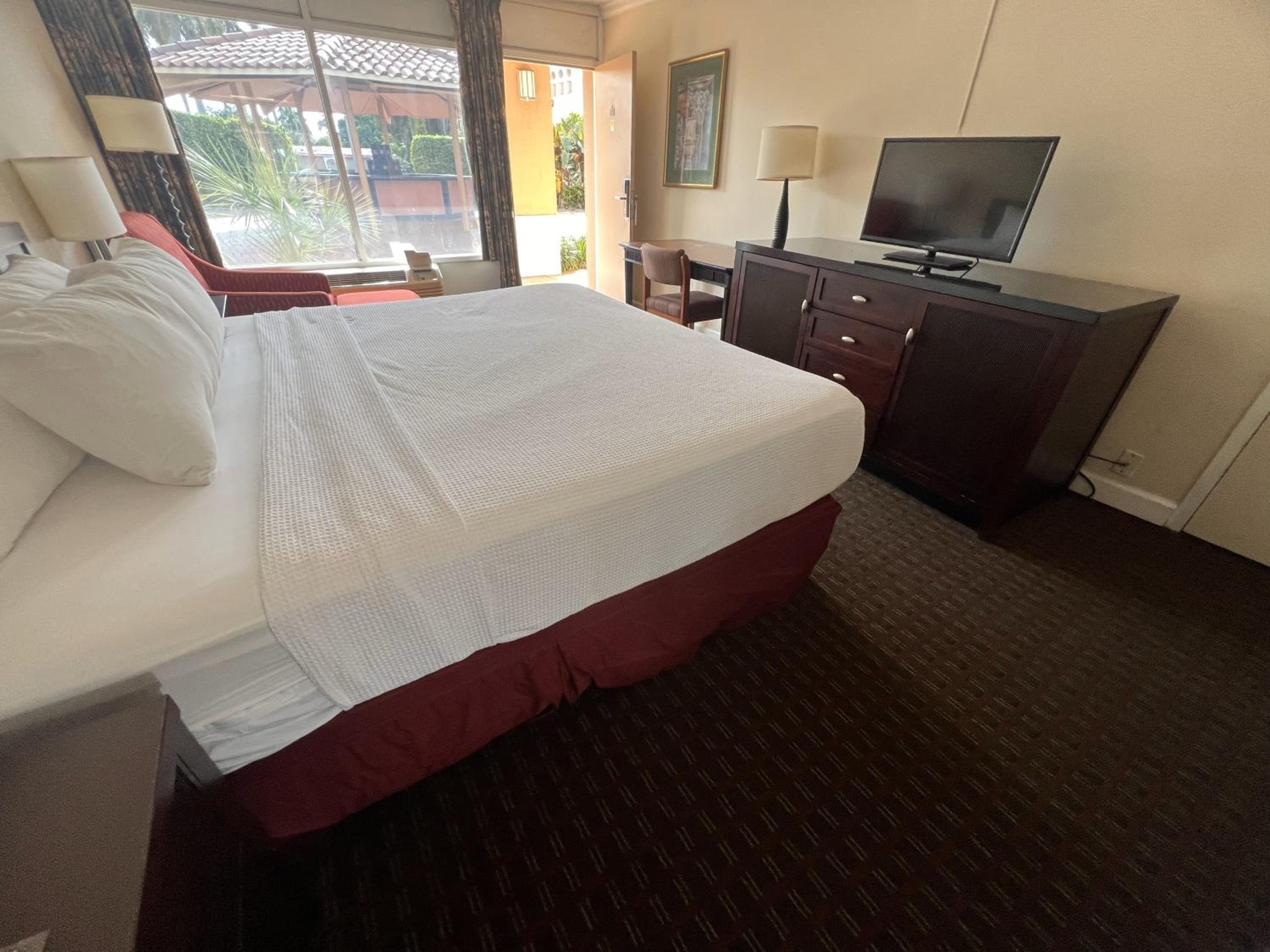 Standard King Room - Non-Smoking  - Photo 3