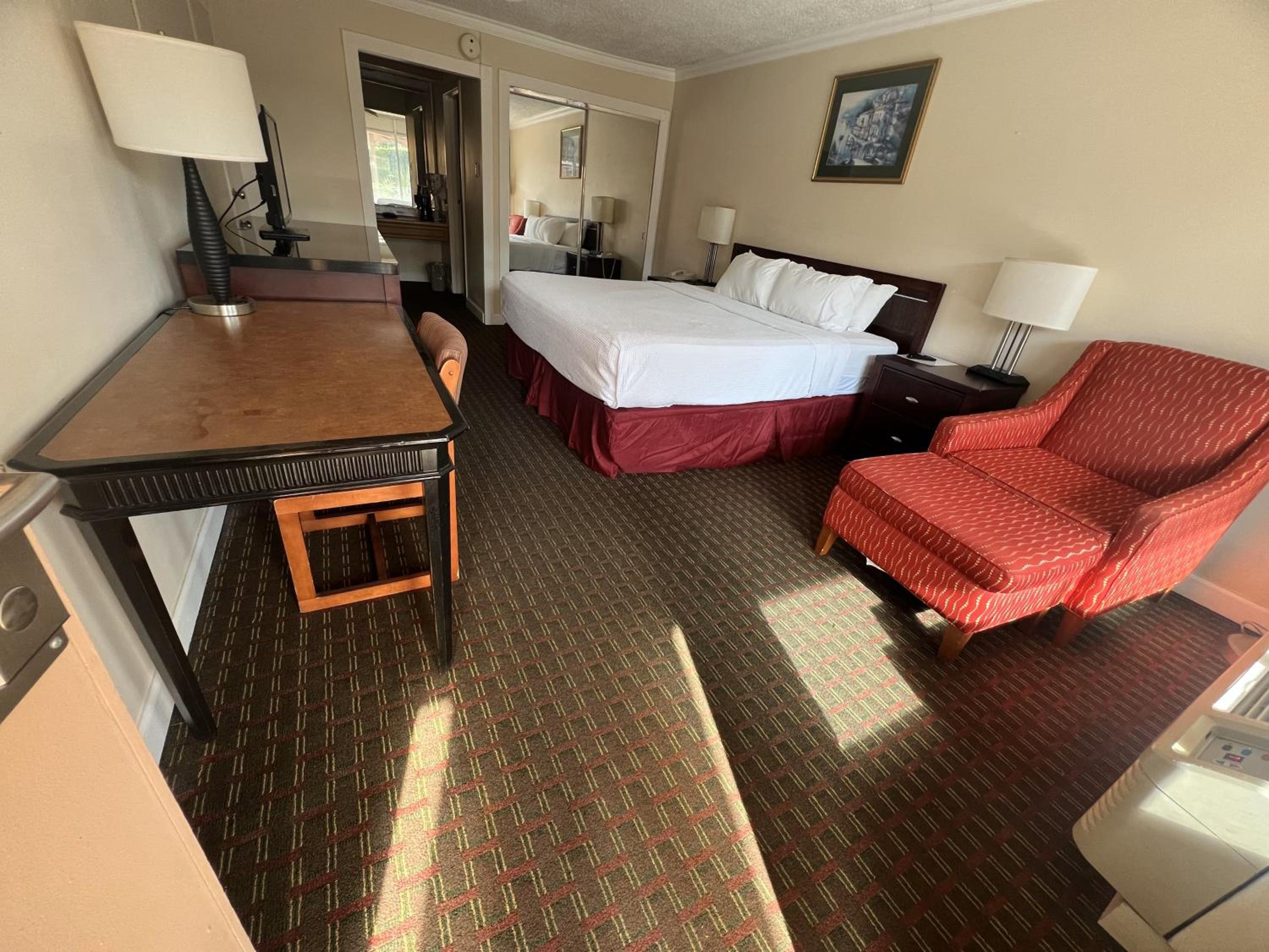 Standard King Room - Non-Smoking  - Photo 4
