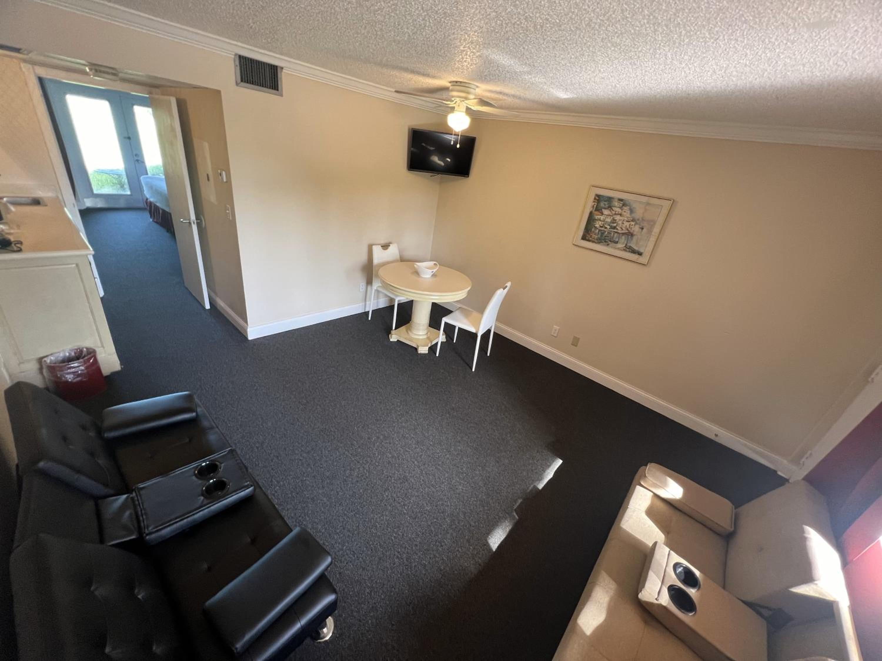 King Suite - Photo 5