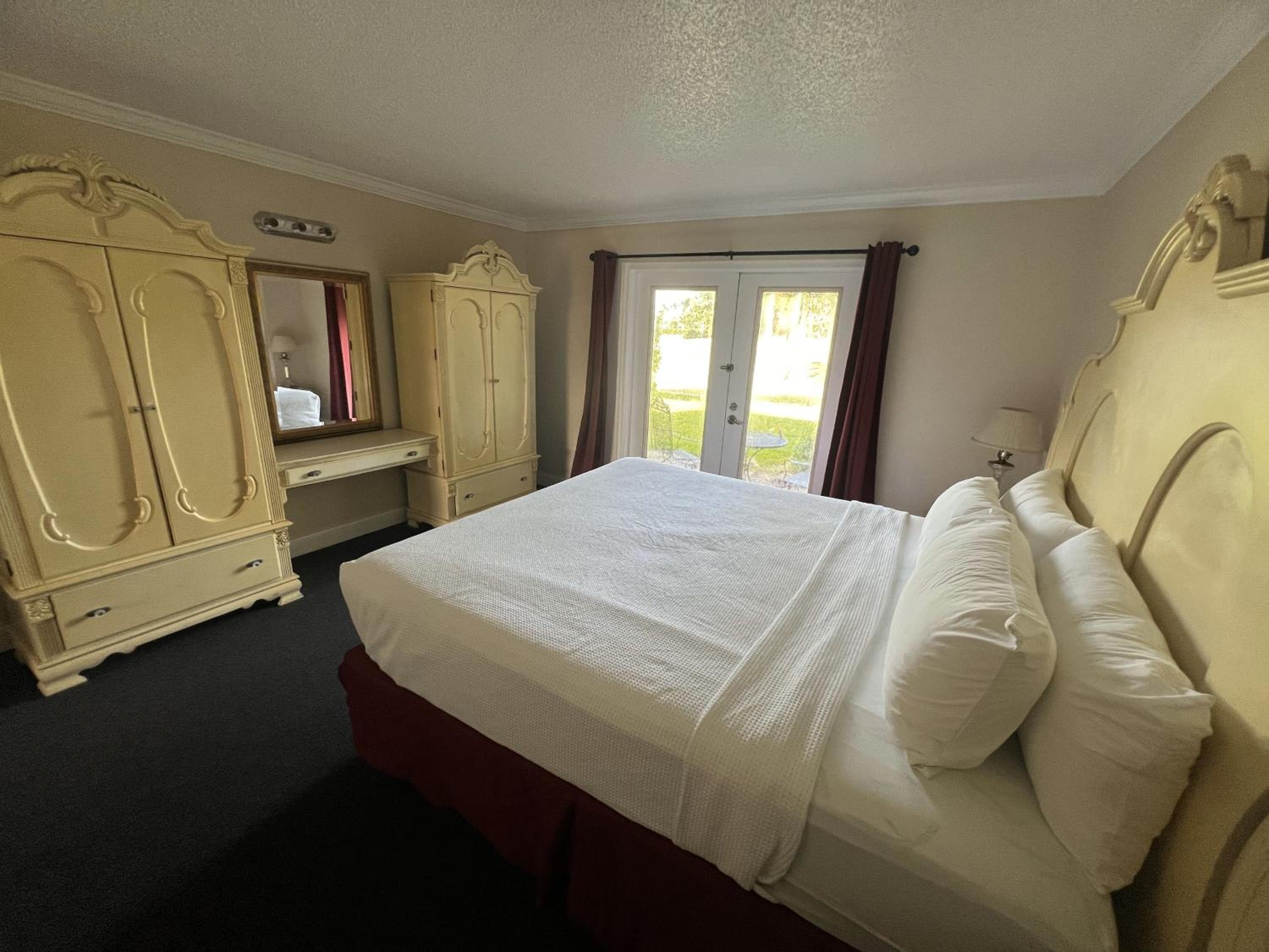 King Suite - Photo 2