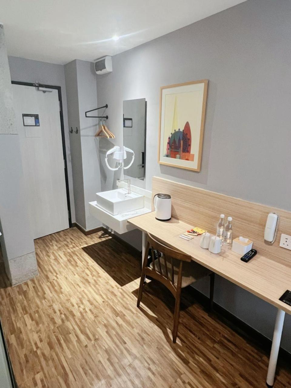 Budget Twin Room - Photo 3