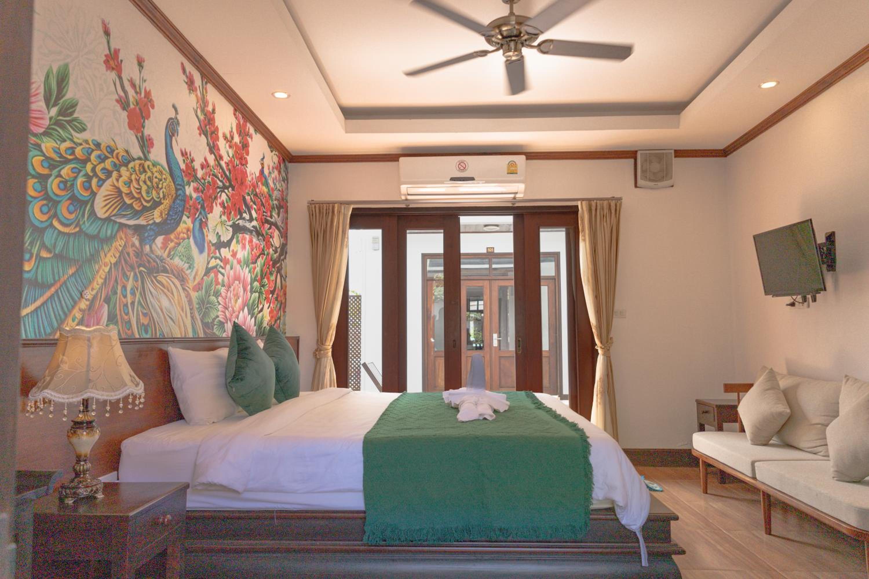 Deluxe Double Room with Bath photo 3