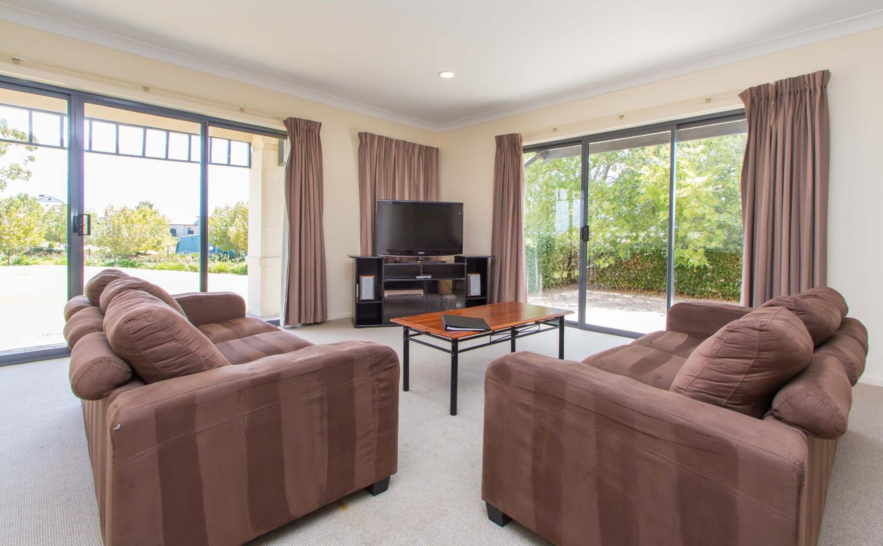 Single-Level Villa photo 2