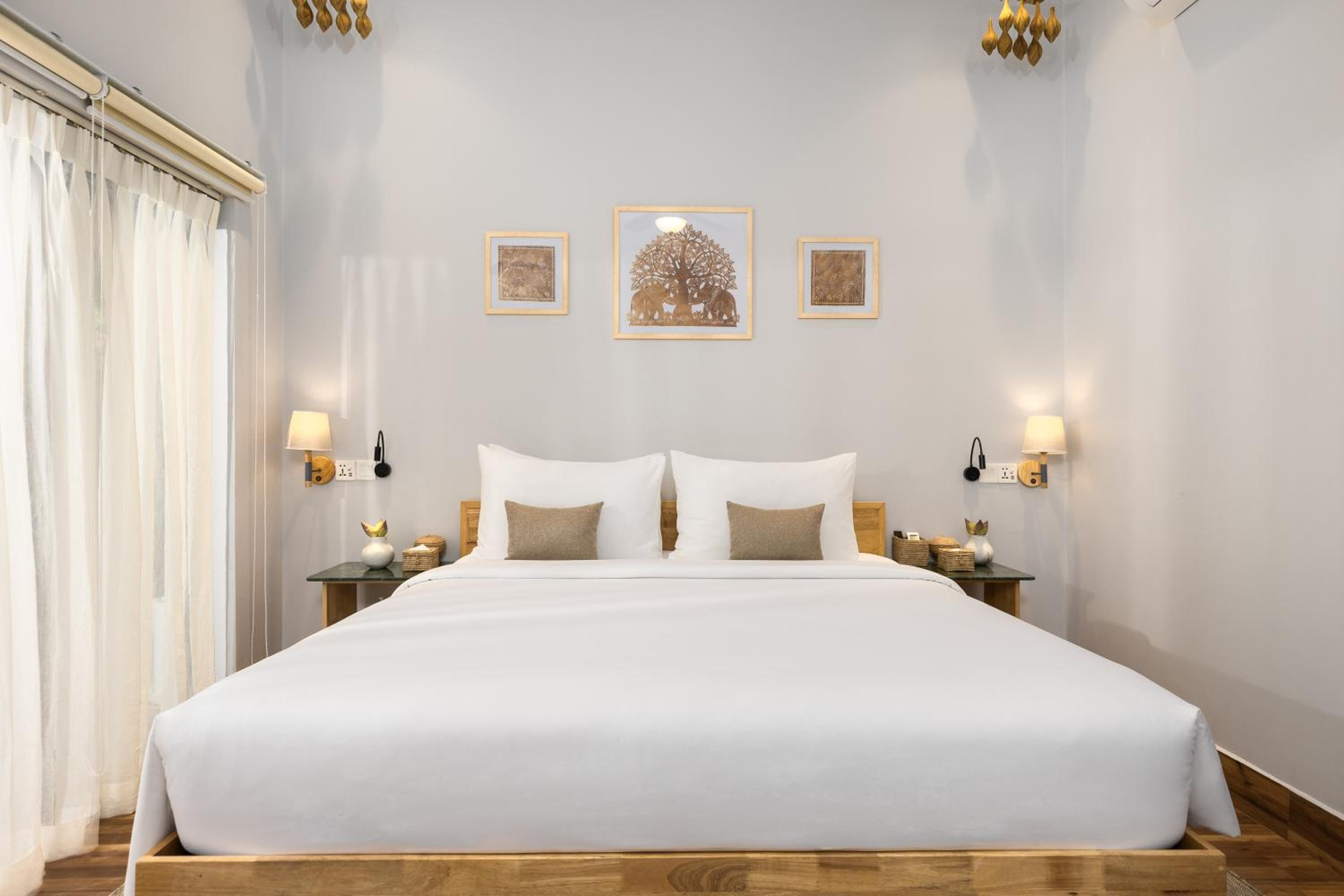 Deluxe King Room - Photo 10