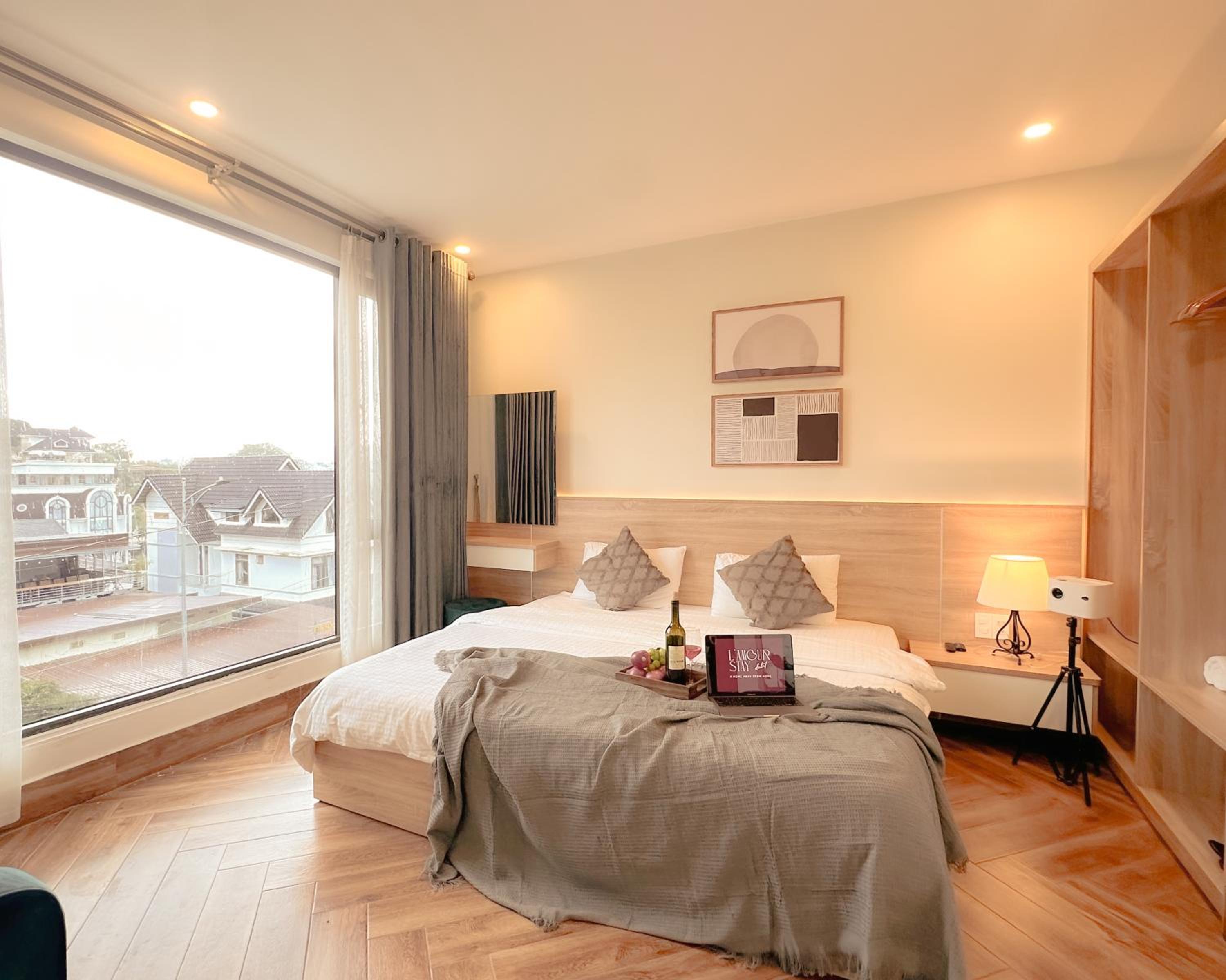 Deluxe King Suite photo 1