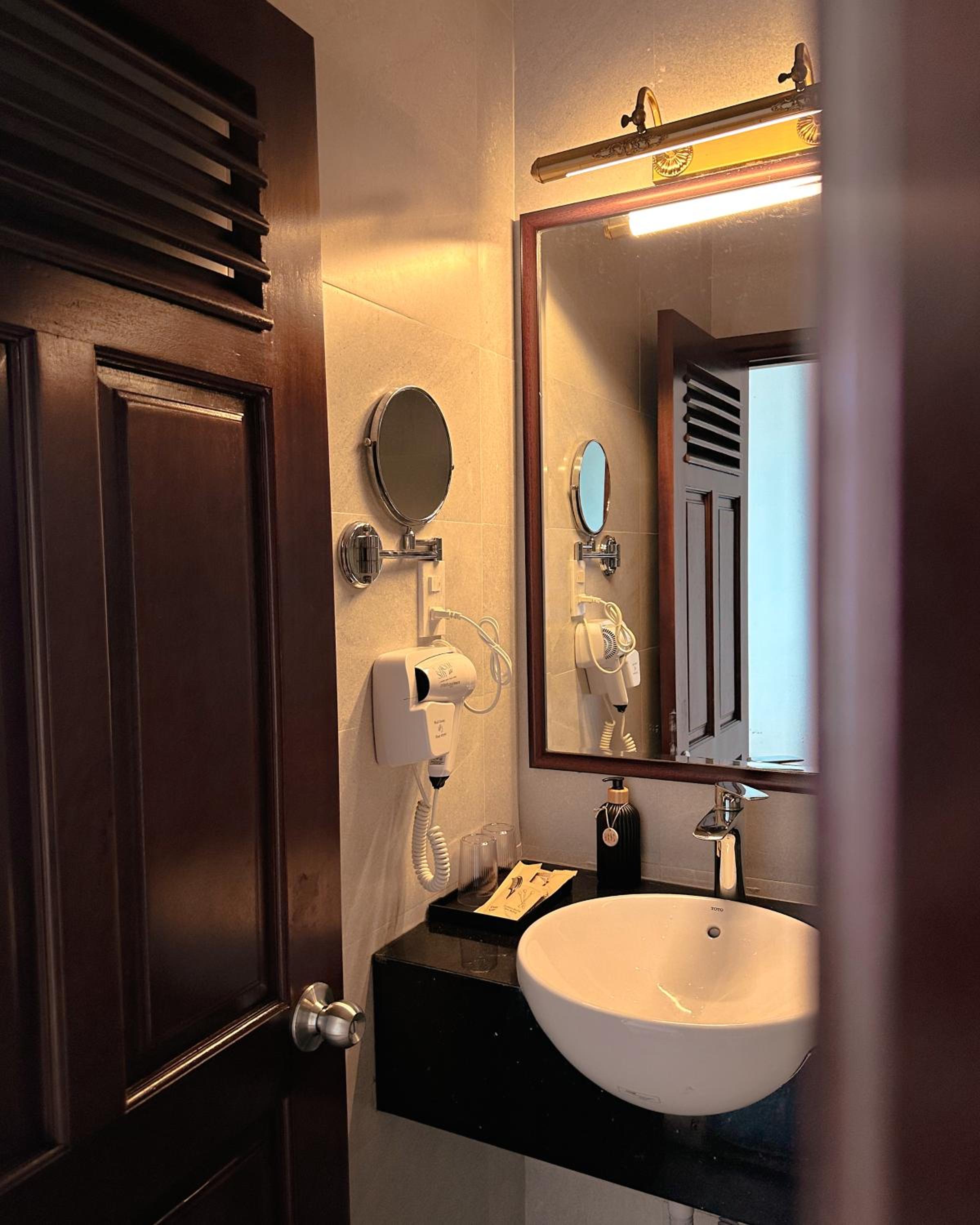 Deluxe King Suite photo 2