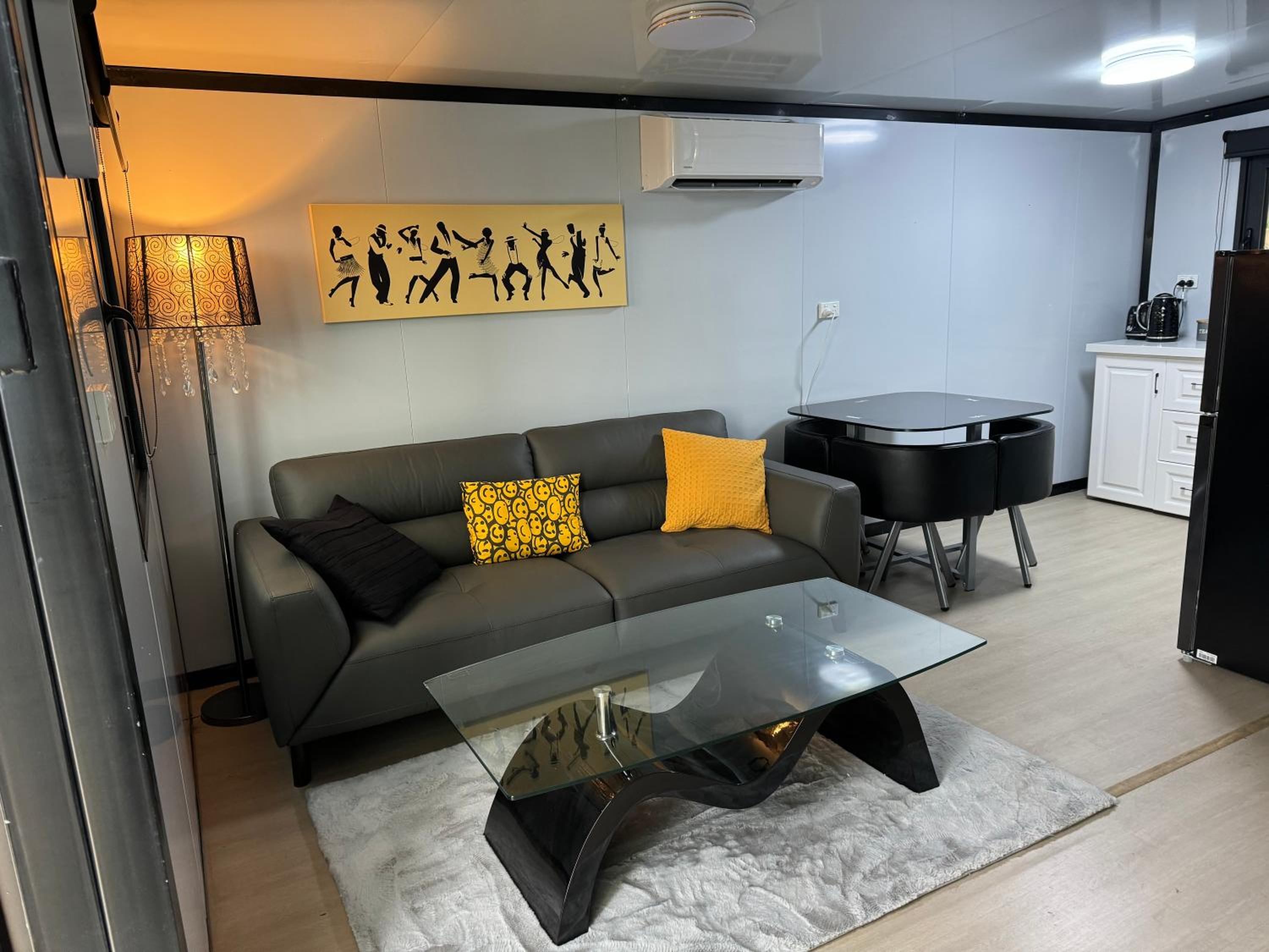One-Bedroom Apartment photo 1
