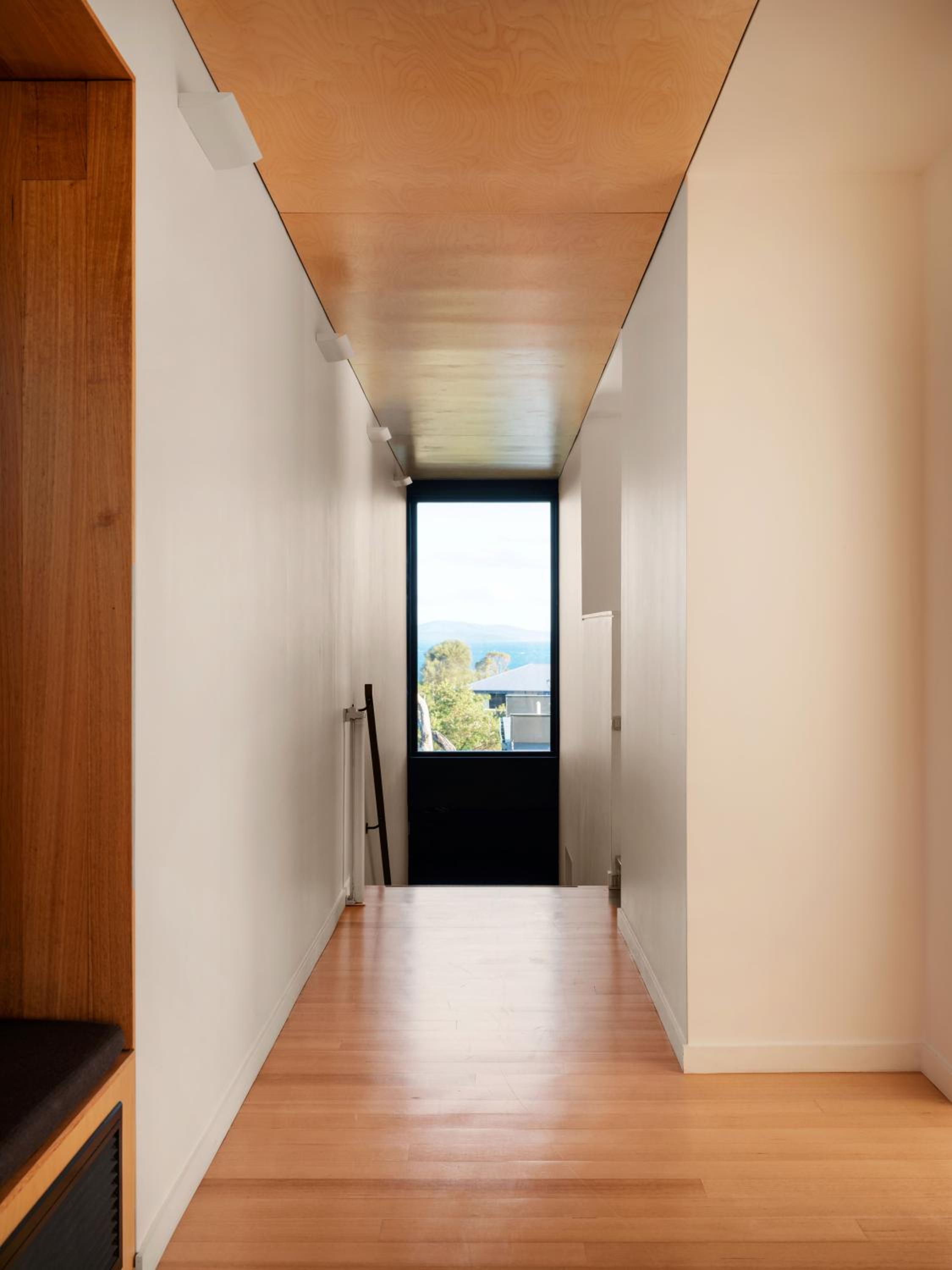 Five-Bedroom House photo 1