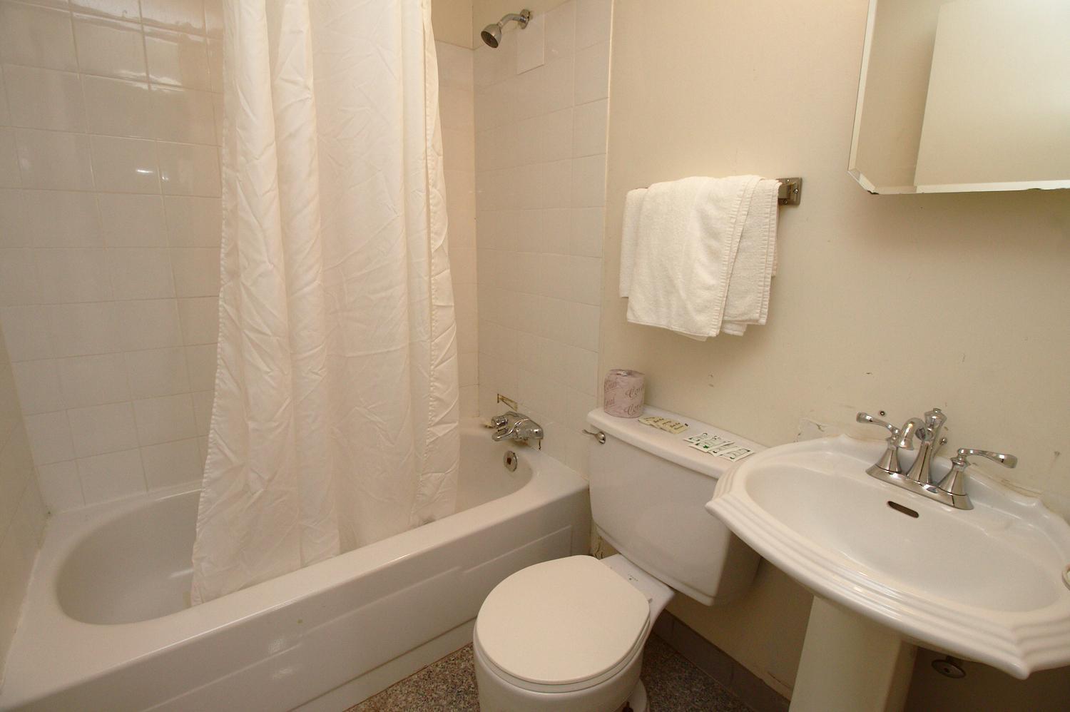 Queen Room with Two Queen Beds - Photo 5