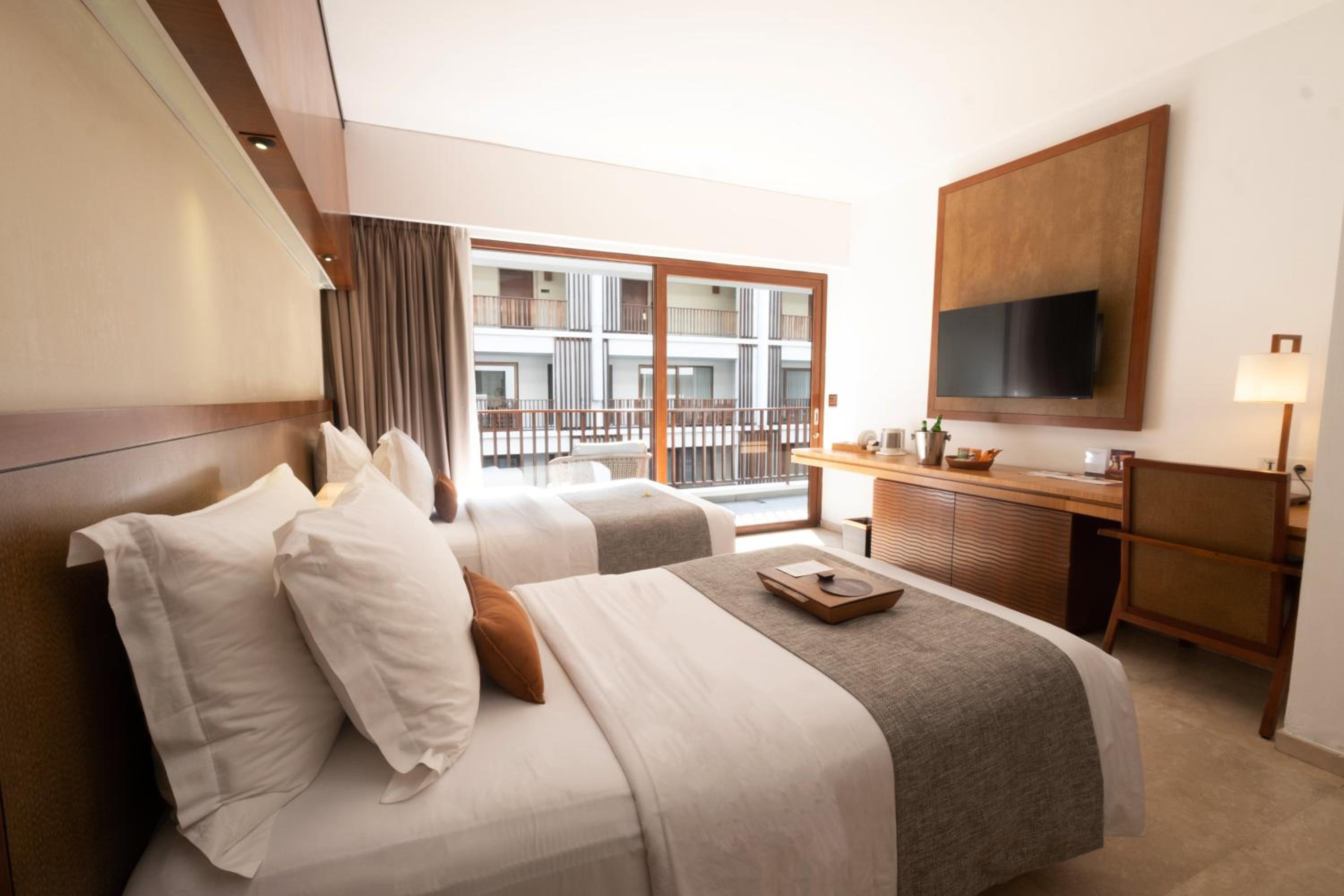 Deluxe Room Twin Bed With Airport Transfer (Drop-Off)