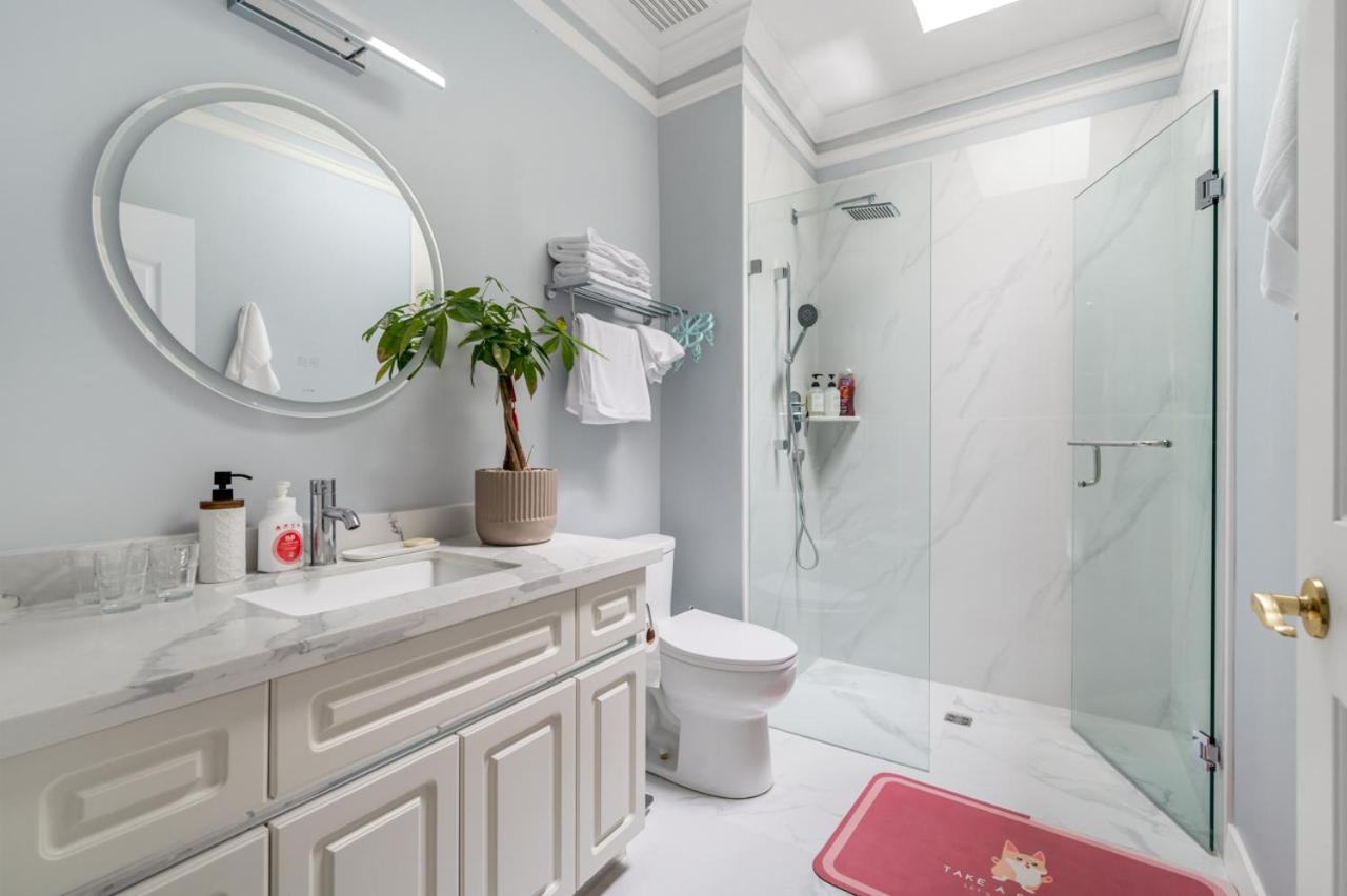 Family Room with Bathroom photo 2