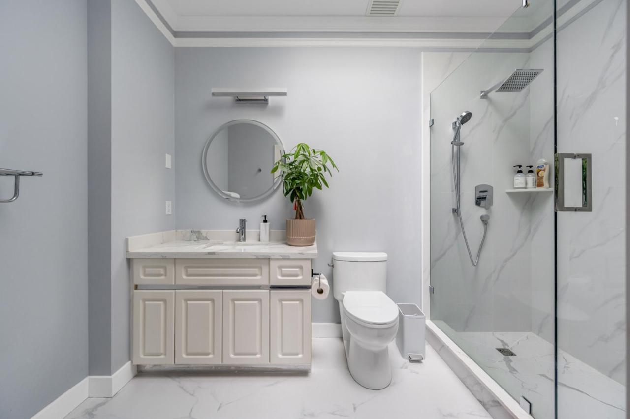 Family Room with Bathroom photo 2