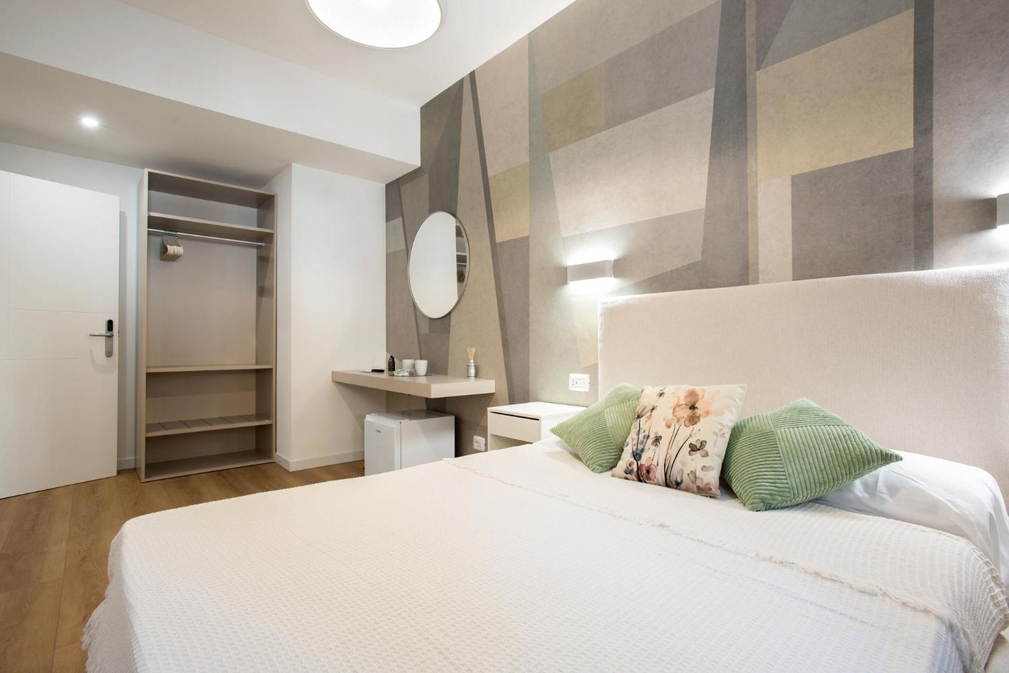 Deluxe Double Room (2 Adults + 1 Child)