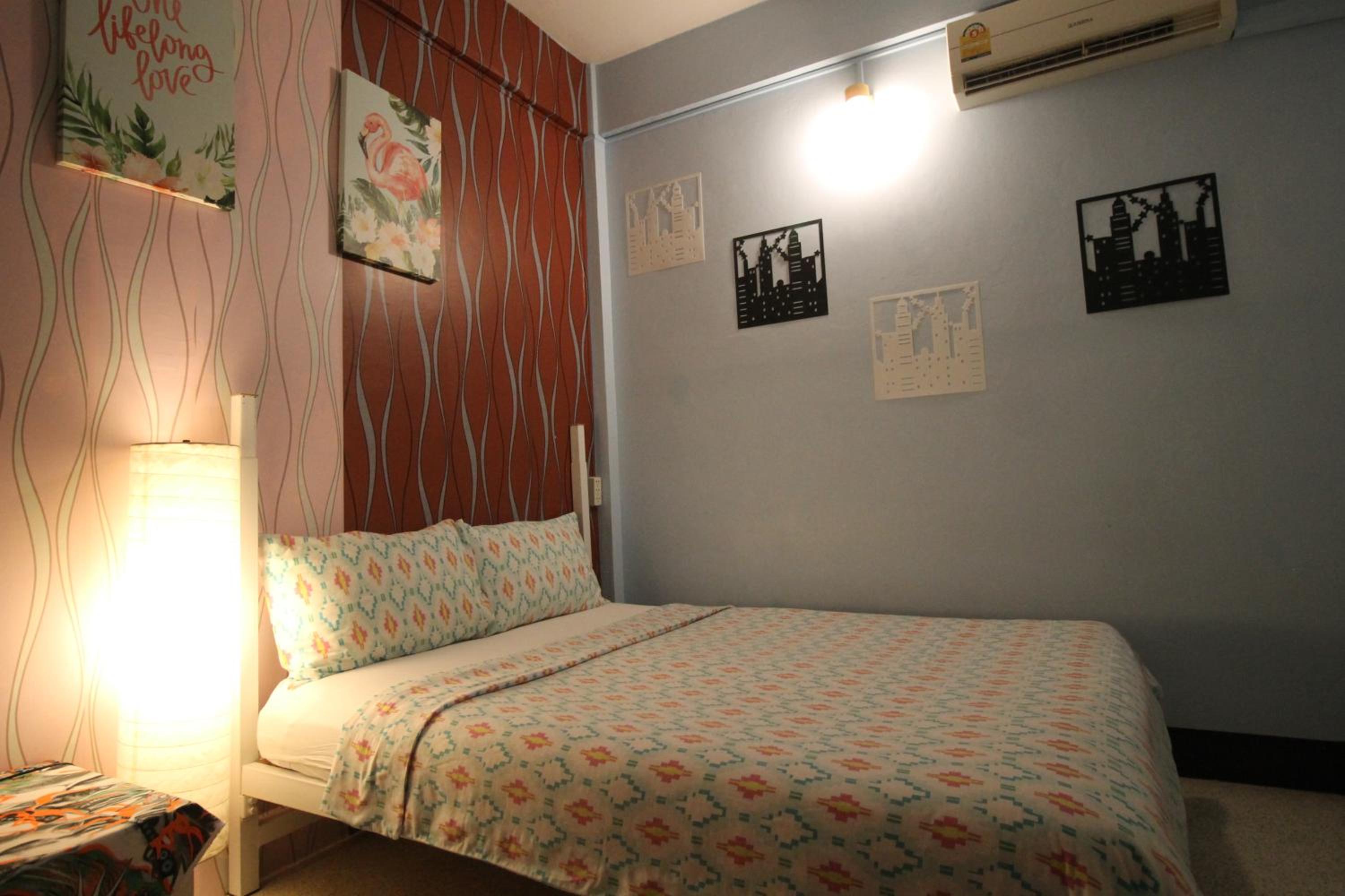 Basic Double Room with No Window photo 2