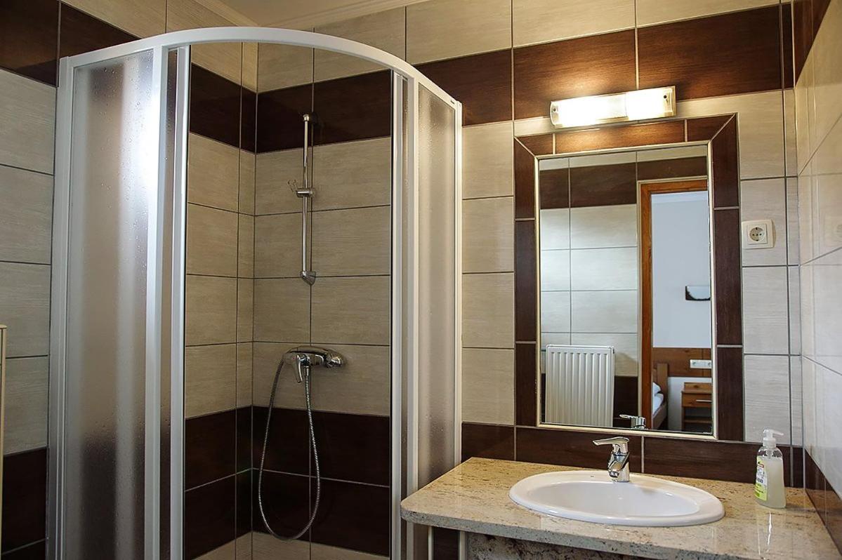 Quadruple Room with Bathroom - Photo 4