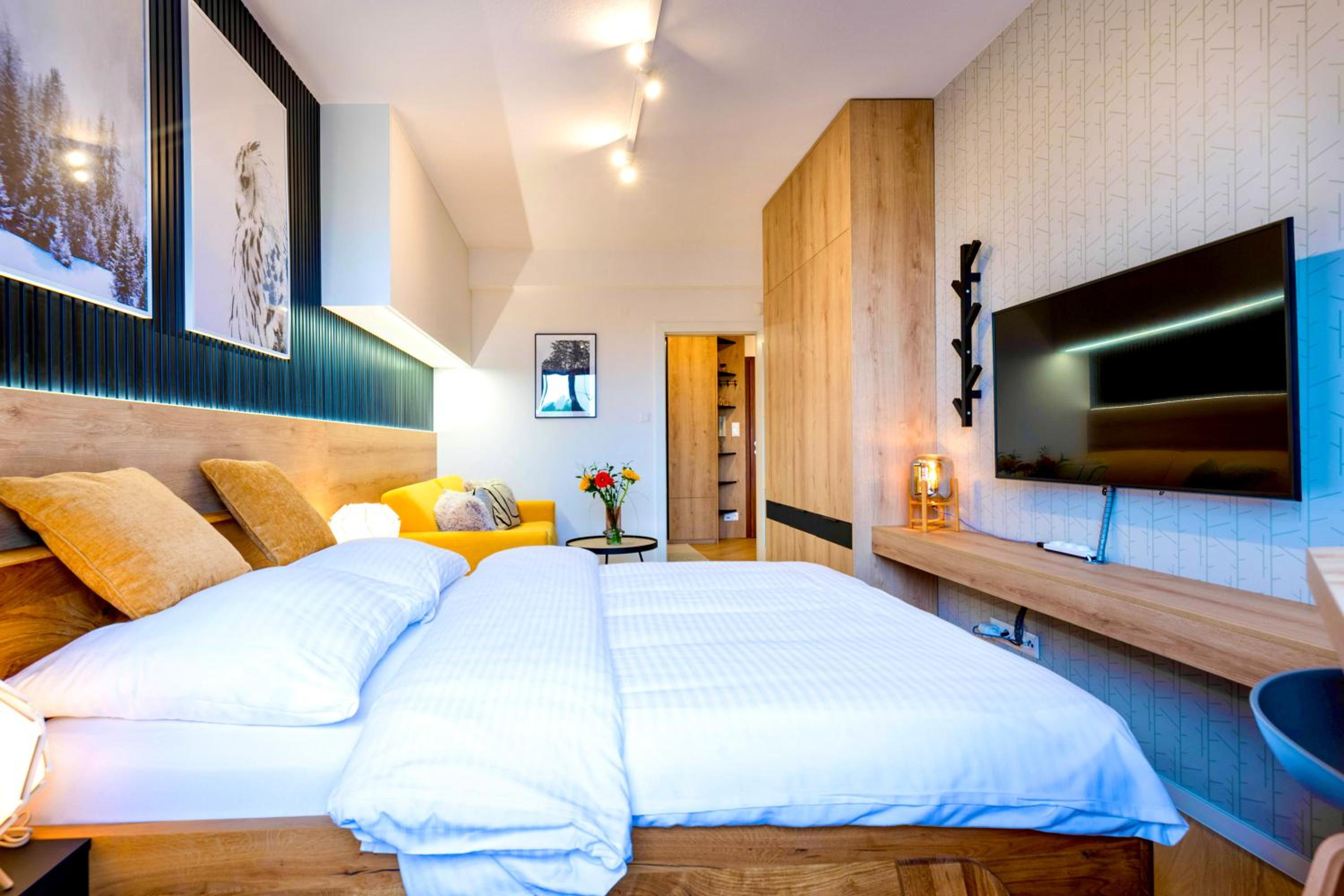 One-Bedroom Apartment with Balcony and Mountain View   - Photo 8