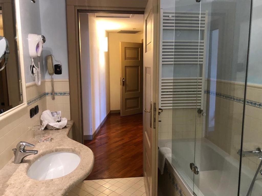 Deluxe Double or Twin Room with Lake View photo 2