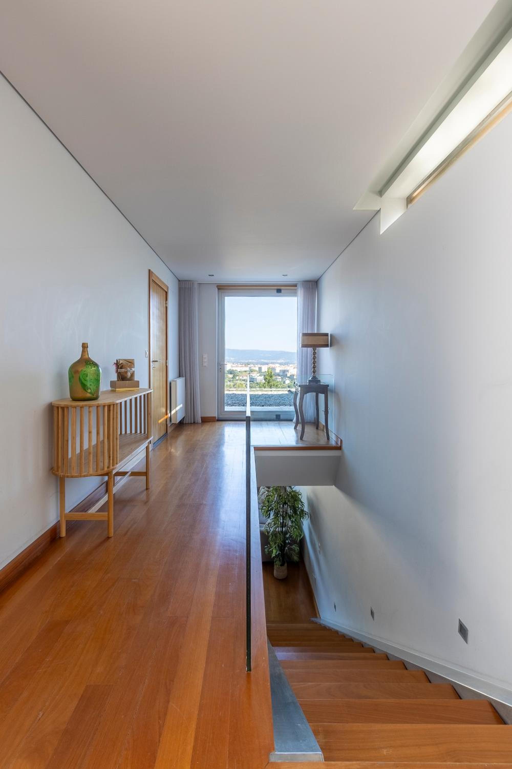 Five-Bedroom House photo 1
